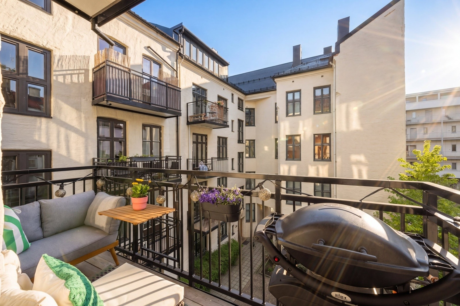 Solen titter innom balkongen mellom ca. kl. 14 og 16 på midtsommeren, mens du i bakgården har tilgang på sol hele dagen. Galleribilde