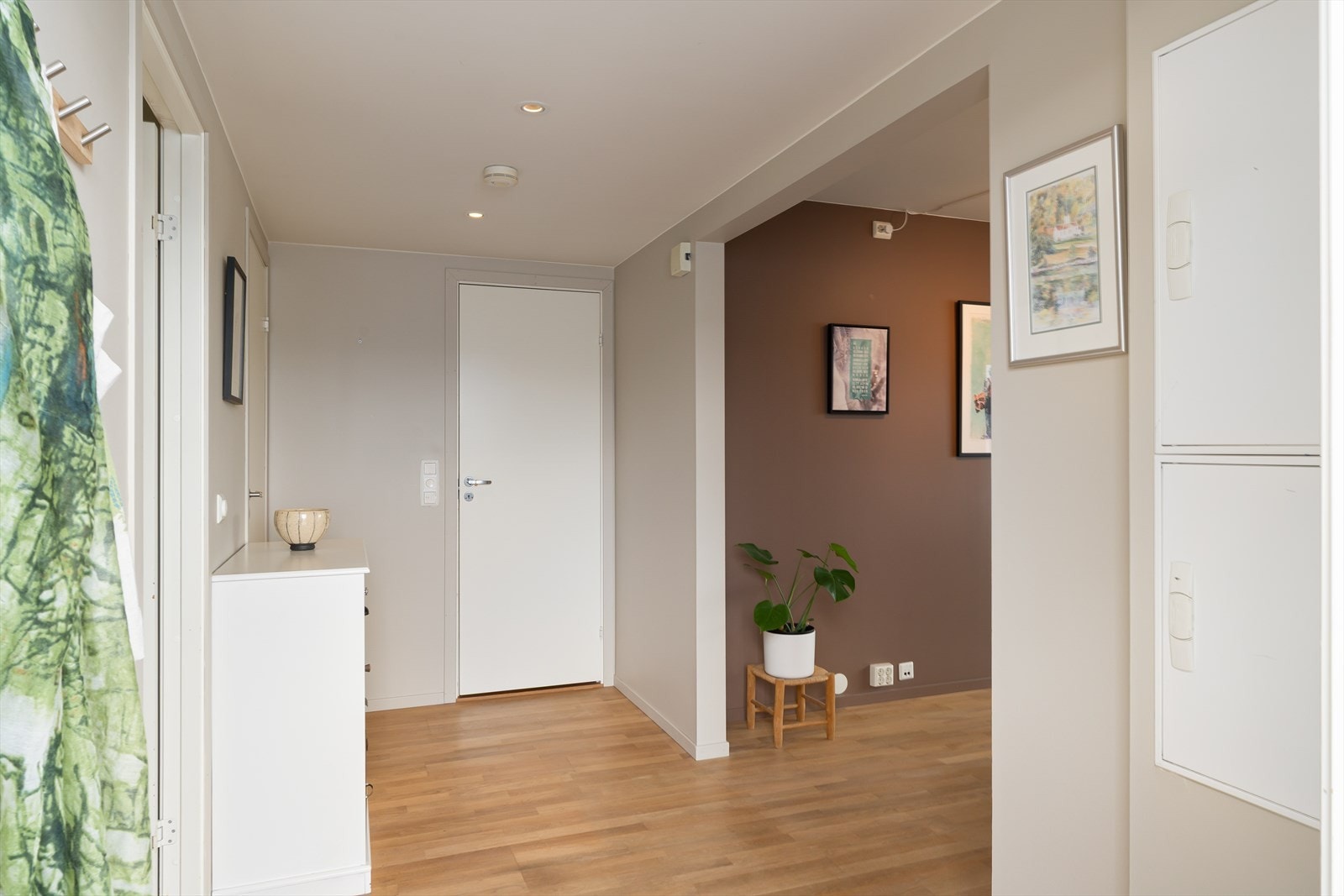Entréen har parkett på gulv og binder sammen boligens ulike soner. Galleribilde