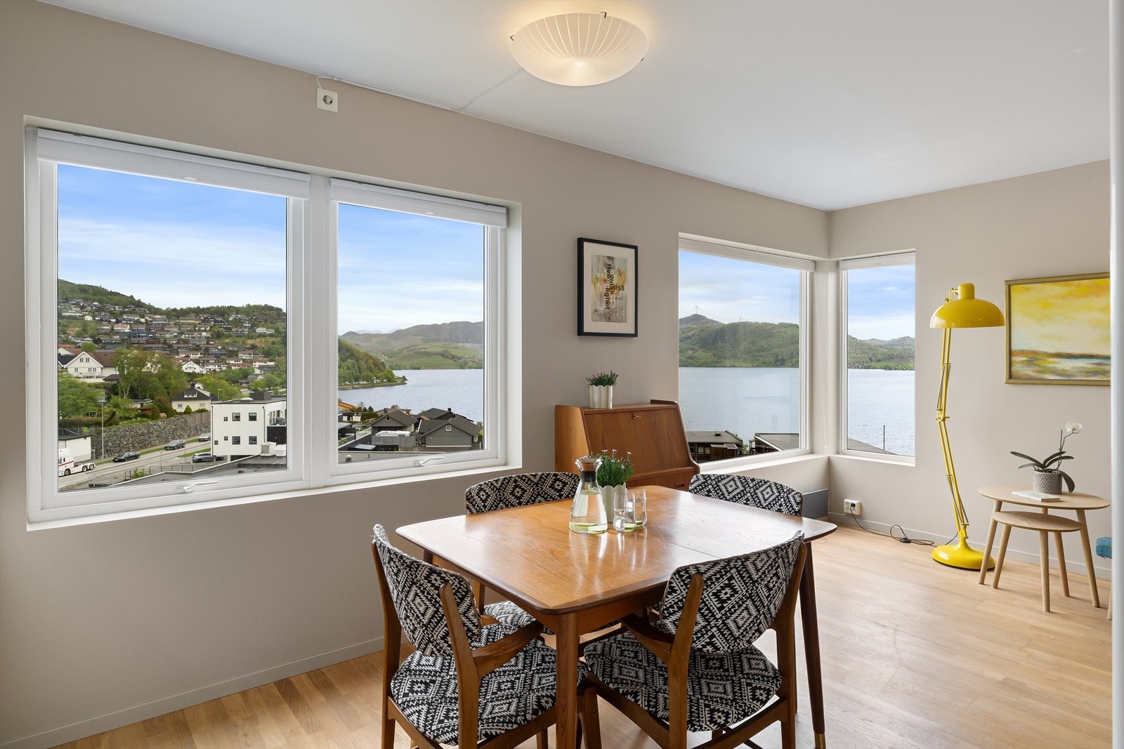 Utsikten mot Edlandsvatnet og Edlandsfjellet er en sentral kvalitet ved boligen. Galleribilde