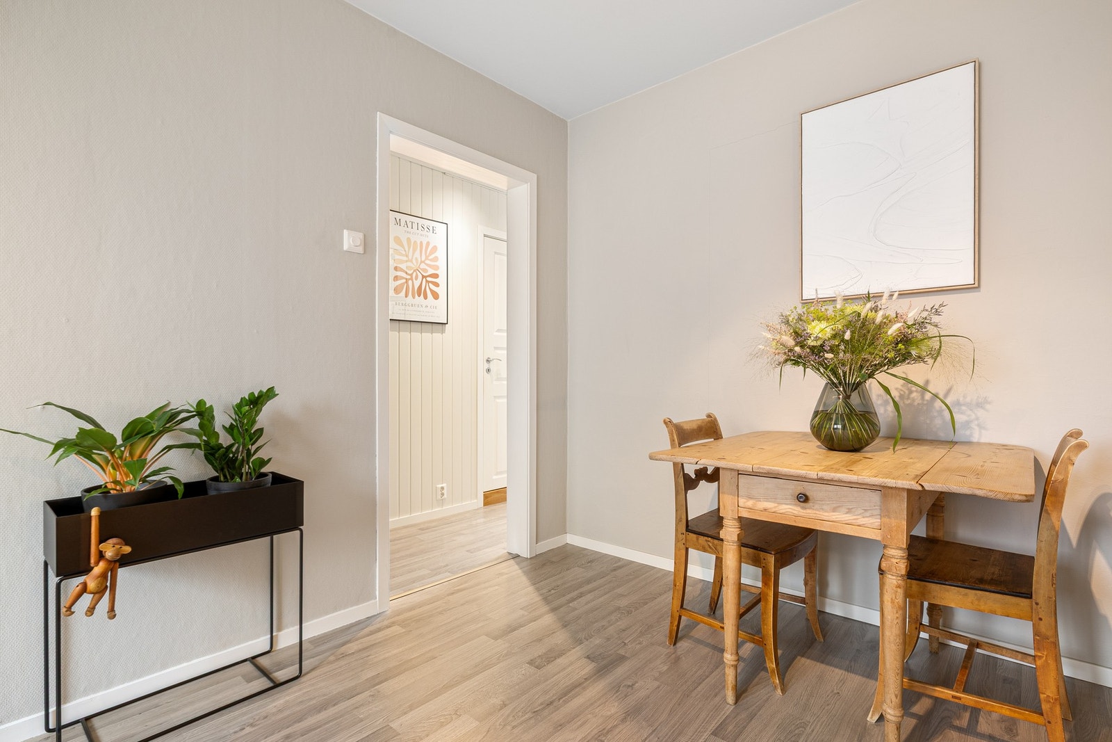 Trivelig stue med naturlig plass til et lite spiseområde eller arbeidsplass. Galleribilde