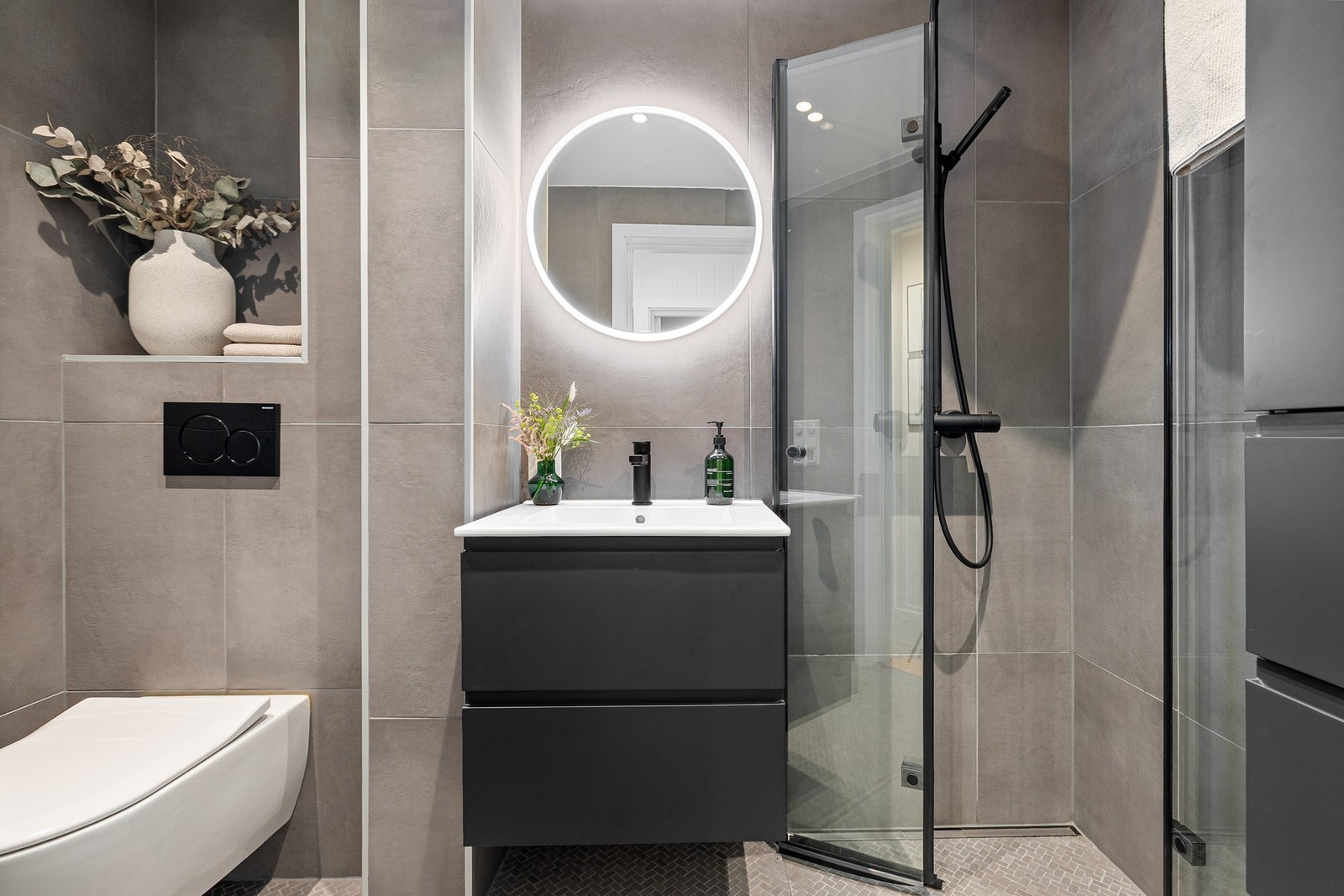 Badet ble totalrenovert i 2020 med moderne material- og fargevalg. Galleribilde