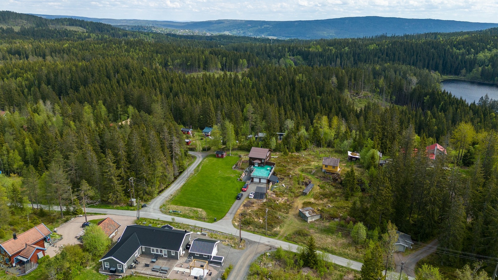 Eiendommen ligger på Sørbråten i Oslo, i rolige og naturskjønne omgivelser med nærhet til skog og friluftsområder. Galleribilde