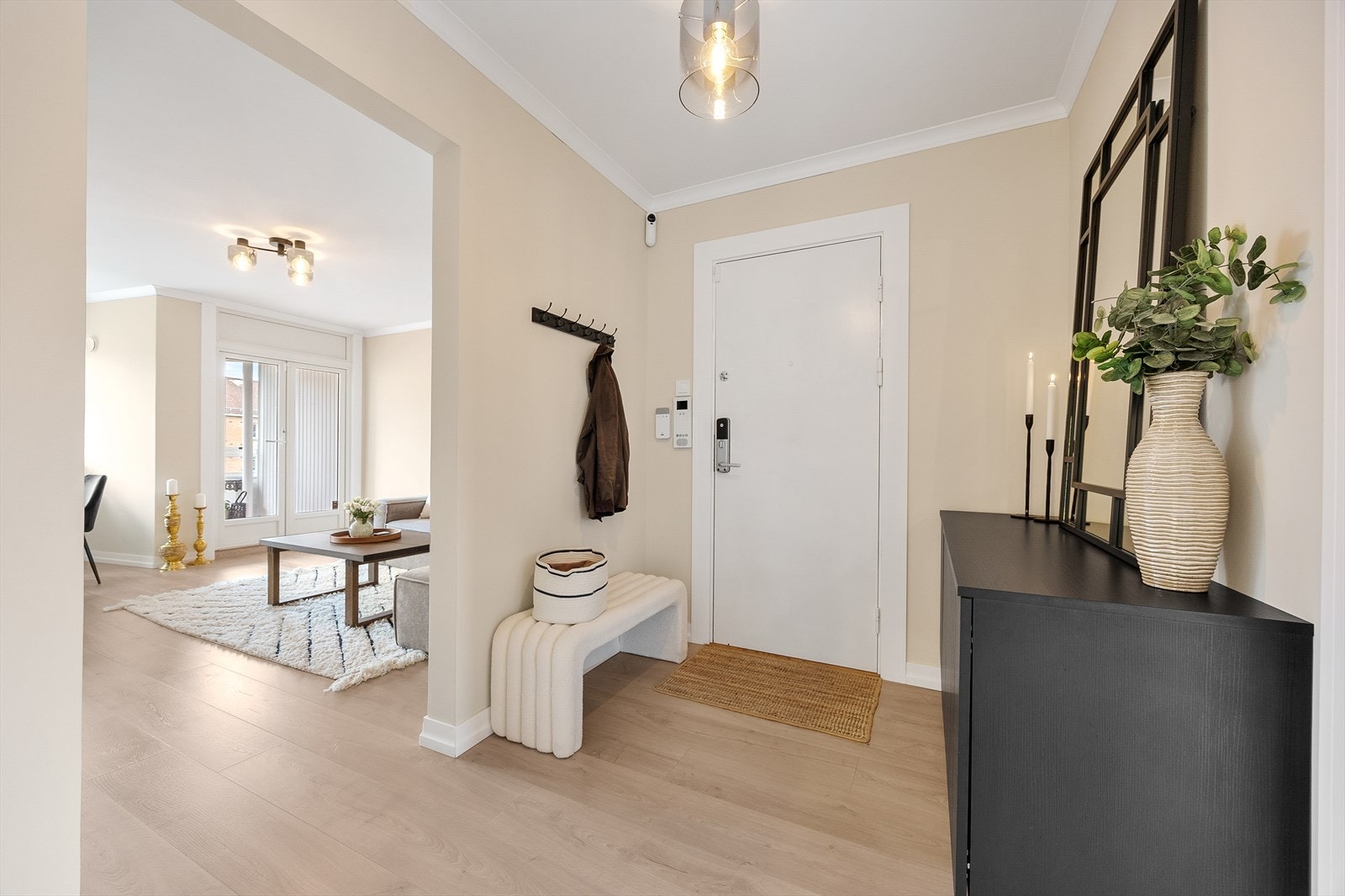 Entré med plass til oppbevaringsmøbler. Galleribilde