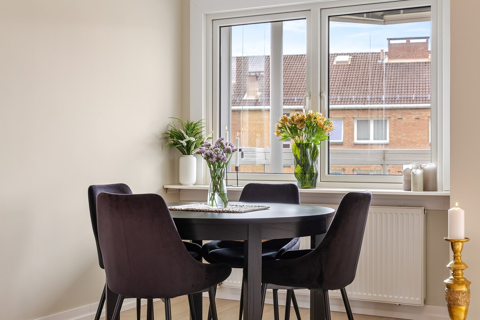 Vinduer med isolerglass fra 2016 og radiatorer bidrar til jevn innetemperatur. Galleribilde