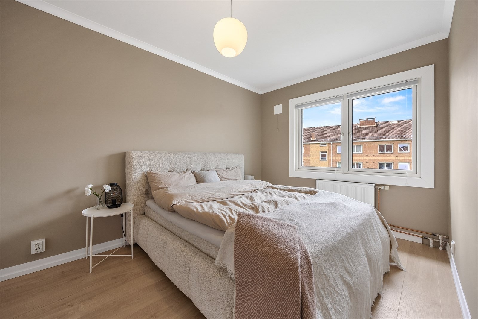 Hovedsoverom med god plass til dobbeltseng. Galleribilde