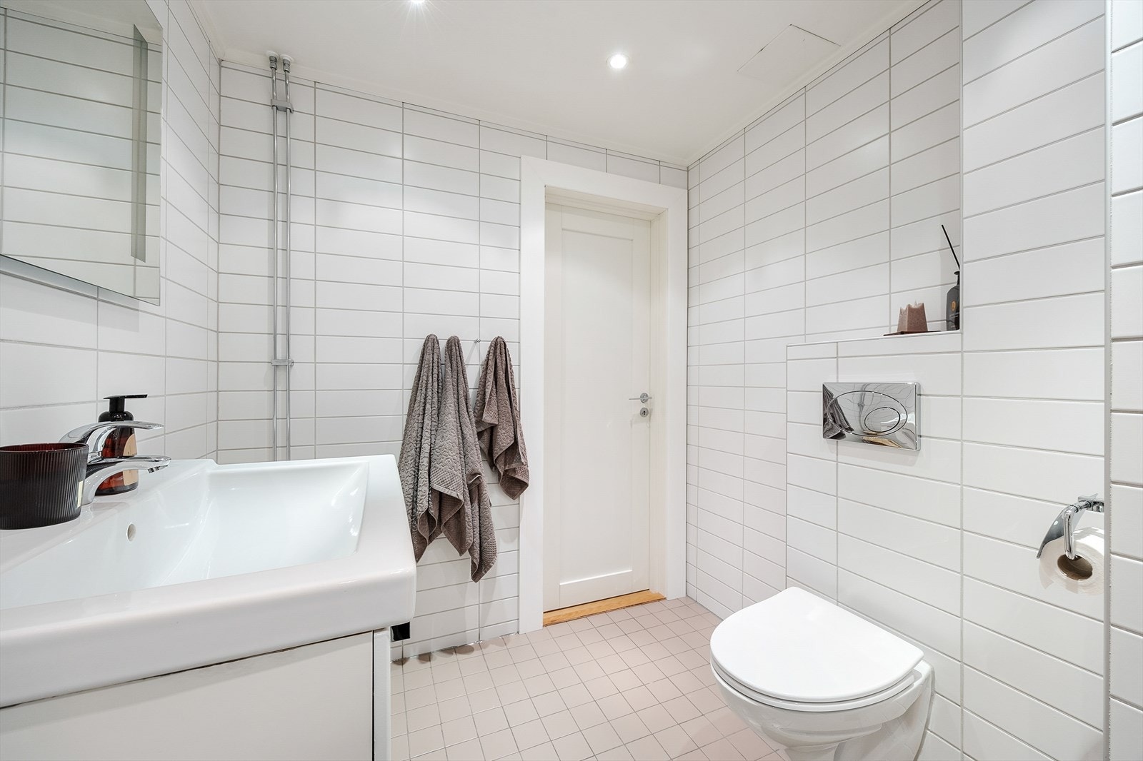 Badet har vegghengt toalett og servantinnredning med glatte fronter. Ny regulator for varmekabel ble installert i 2024. Galleribilde