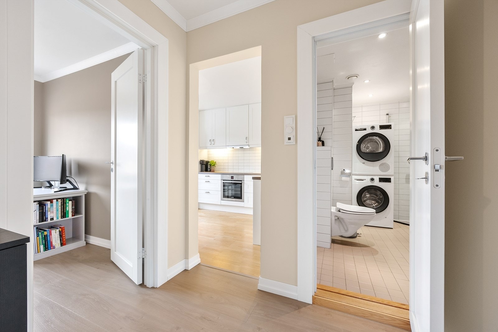 Gulvene har overflater av parkett og laminat, med malte, slette vegger. Galleribilde