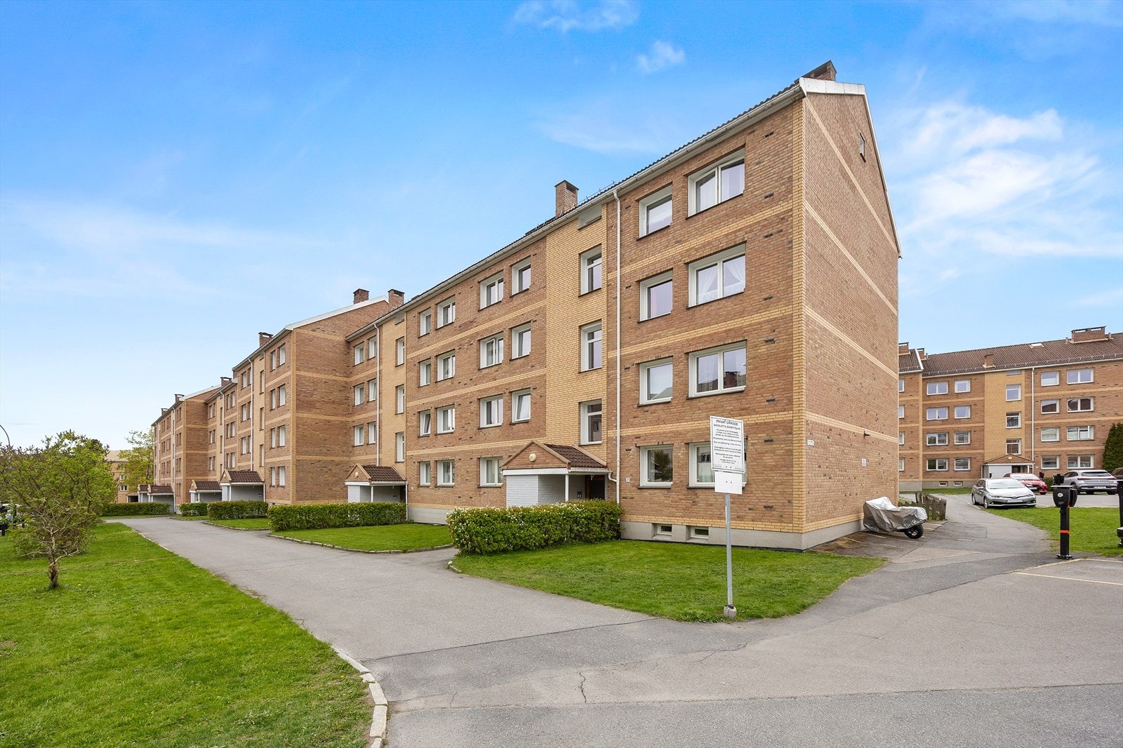 Leiligheten ligger i en klassisk boligblokk fra 1956 i et etablert og rolig boligområde. Galleribilde