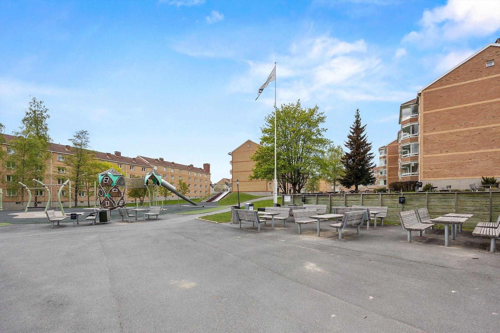 Borettslaget har store, opparbeidede fellesarealer med sittegrupper og lekeapparater. Galleribilde