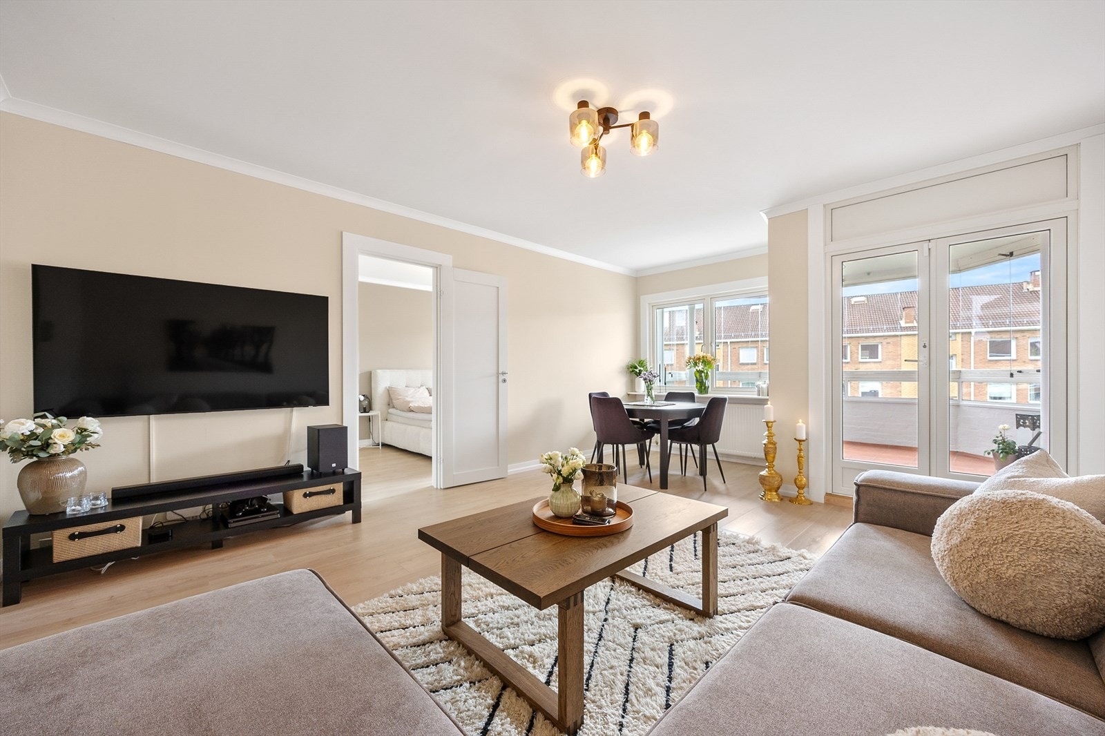 Stuen har plass til både sofagruppe og spisebord. Galleribilde