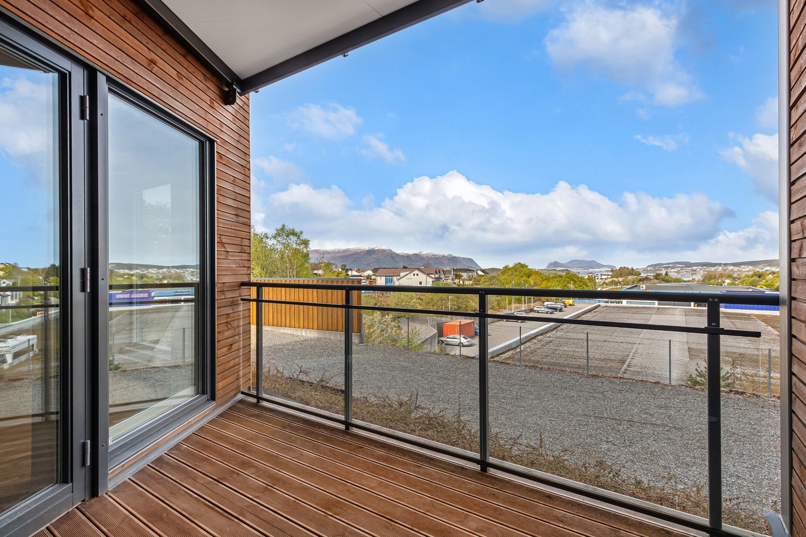 Fra stue/kjøkken er det utgang til en veranda på ca. 6 m². Galleribilde