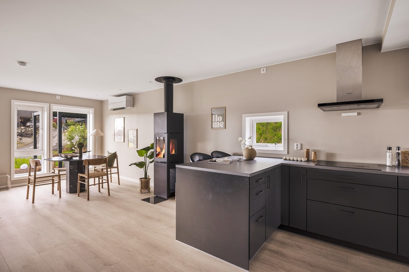 Moderne nybygg fra 2022 med smakfulle tilvalg og oppgraderinger til en samlet verdi av ca. kr 205.086,- Galleribilde