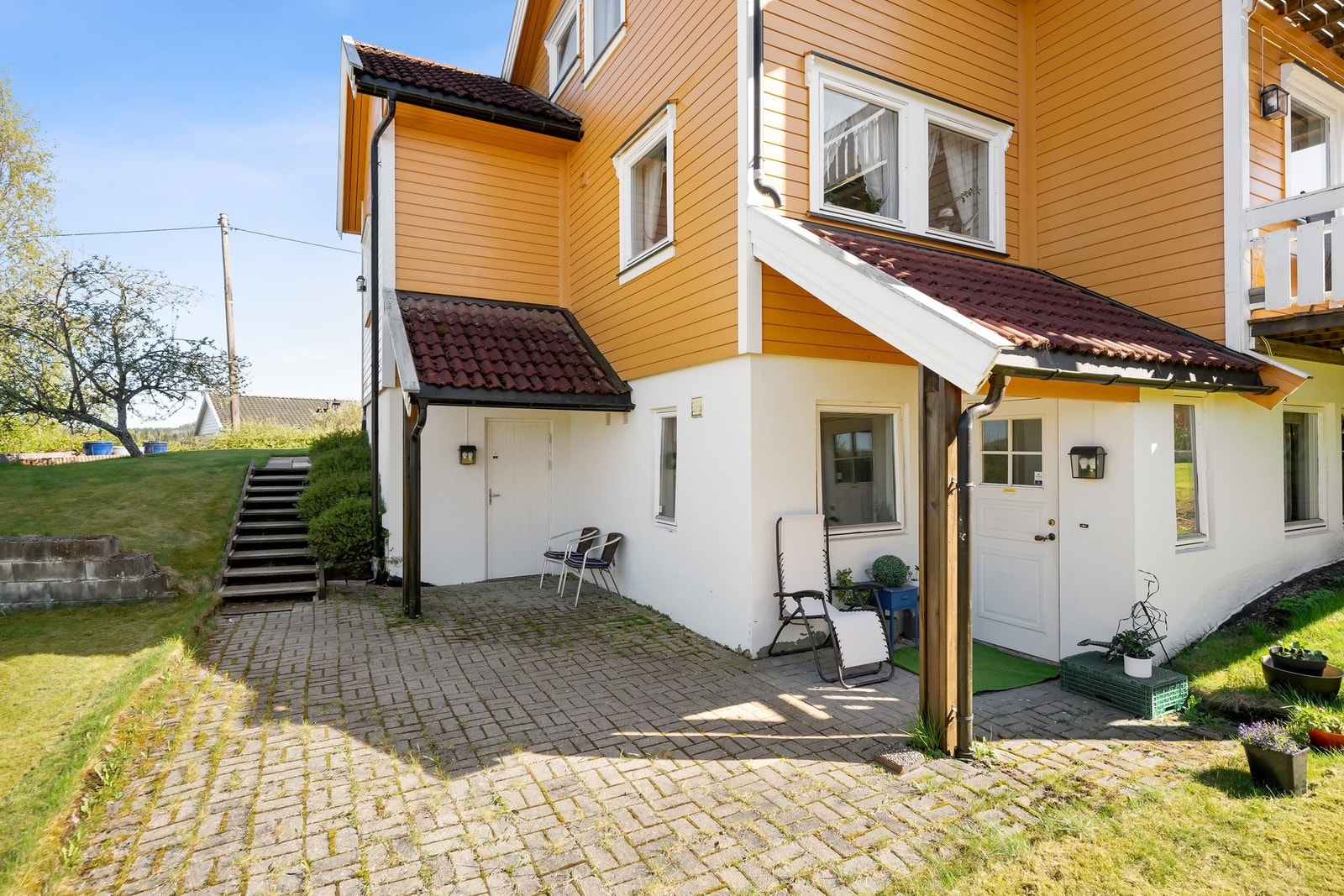 Egen inngang til sokkelleilighet i u.etg. samt egen inngang i u.etg. til hovedetasjen i tillegg. Galleribilde