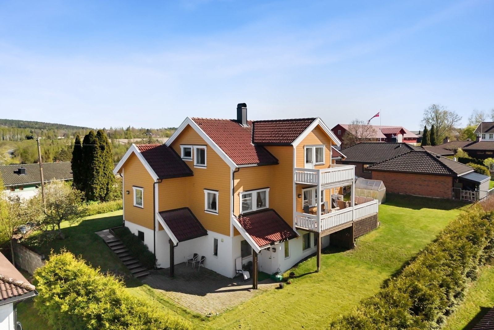 Her har vi gleden av å presentere en klassisk og velholdt villa med utleiedel i u.etg. Galleribilde
