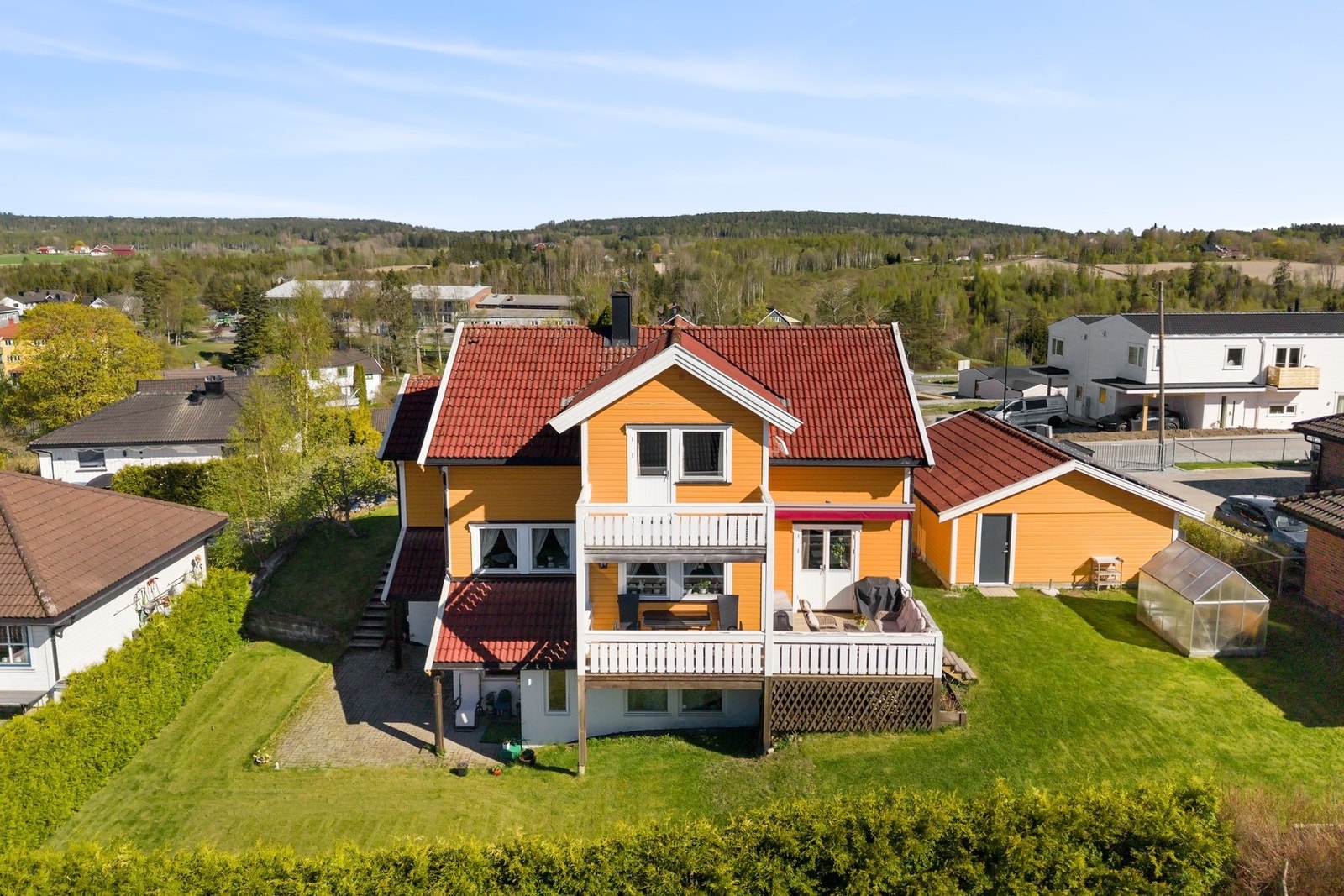 Boligen har et ryddig og pent hageareal i tillegg til flere fine og skjermede uteplasser Galleribilde