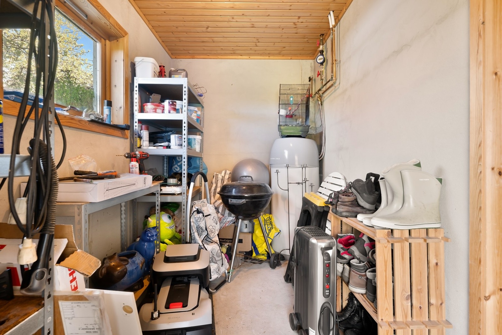 Ytterliger en bod i u.etg. som har egen utgang til hagen fra hovedenheten. Galleribilde