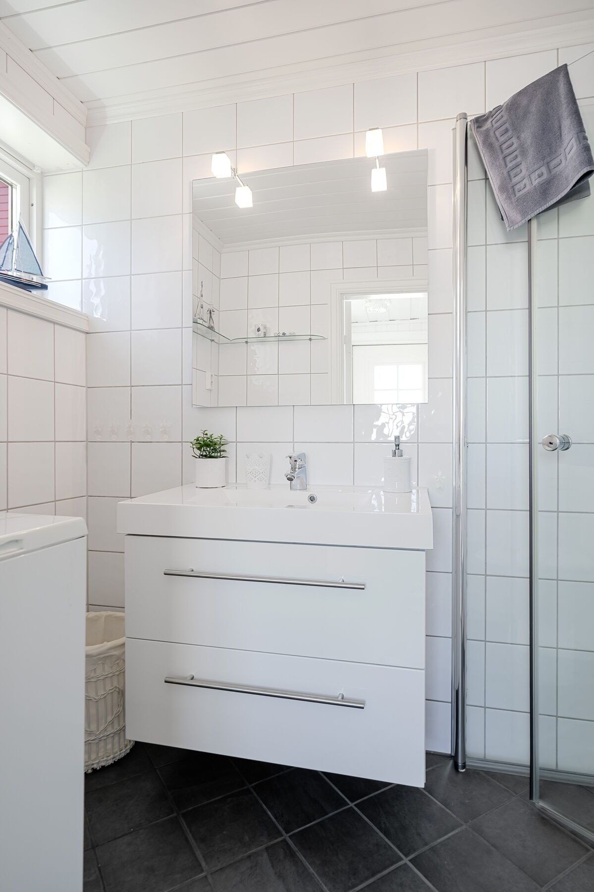 Her finner man baderomsinnredning, dusjplass, toalett og opplegg for vaskemaskin Galleribilde