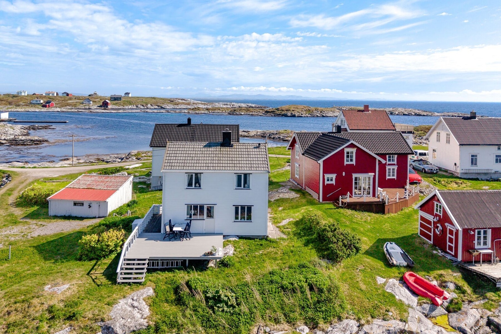 Holmen er omkranset av sjø og har en fantastisk atmosfære Galleribilde