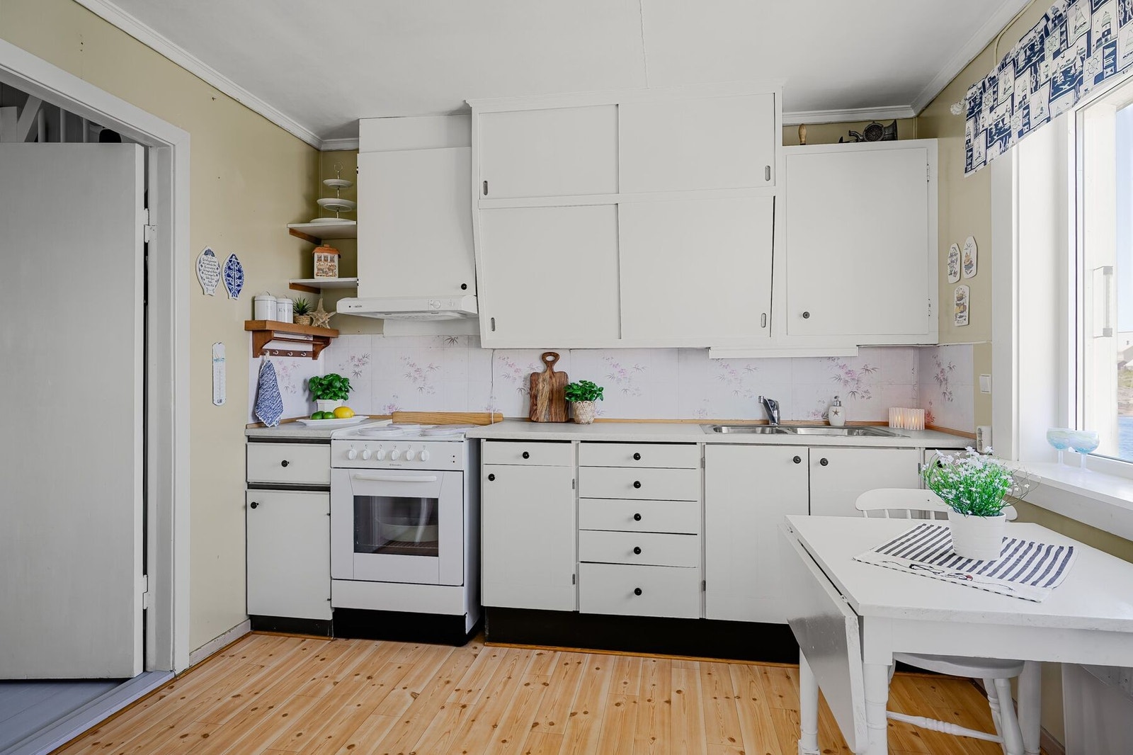 Kjøkkenet har godt med lagringsplass til det man måtte trenge på hytta Galleribilde
