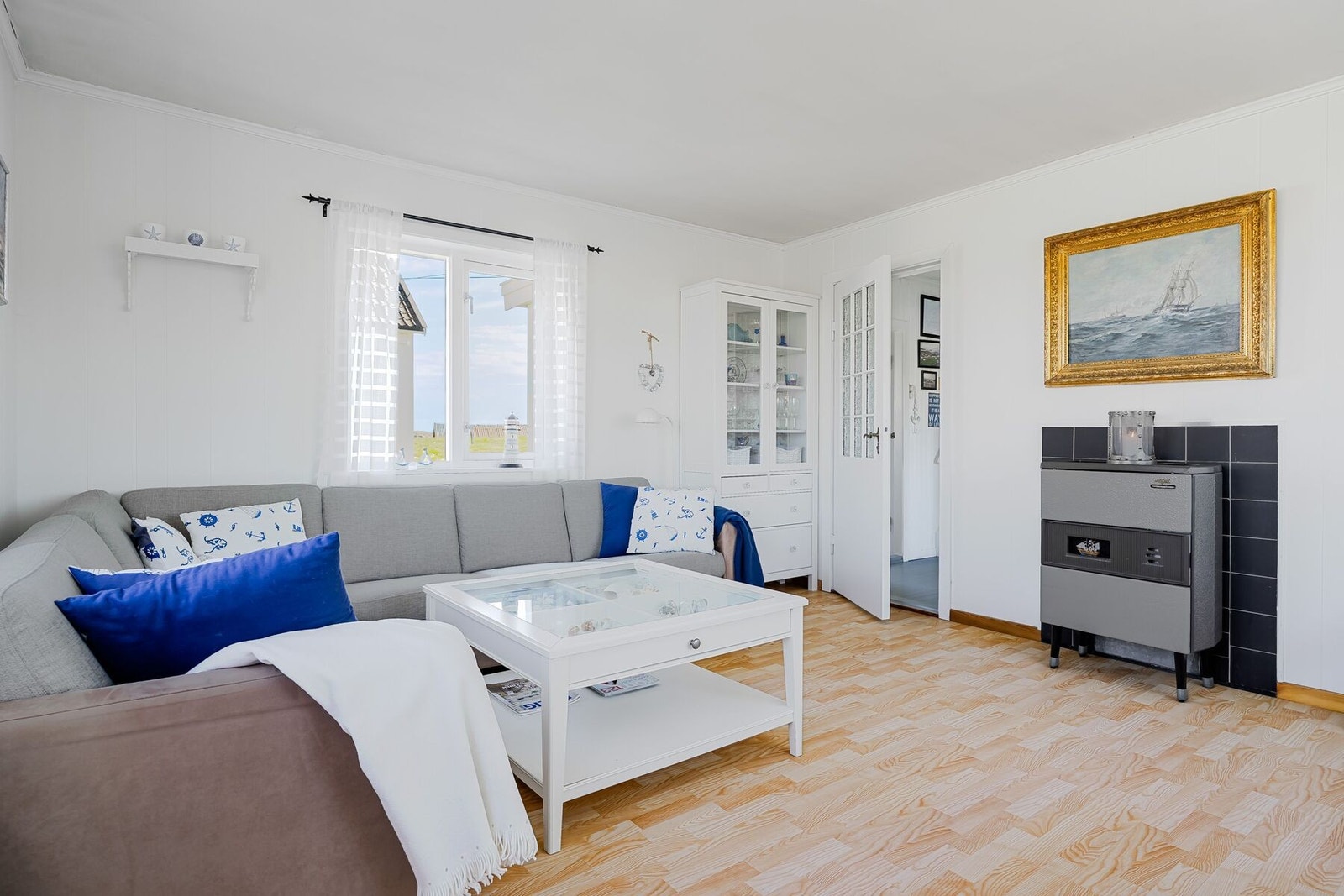 Her har man god plass til plant annet sofa, spisebord, TV, oppbevaring m.m. Galleribilde