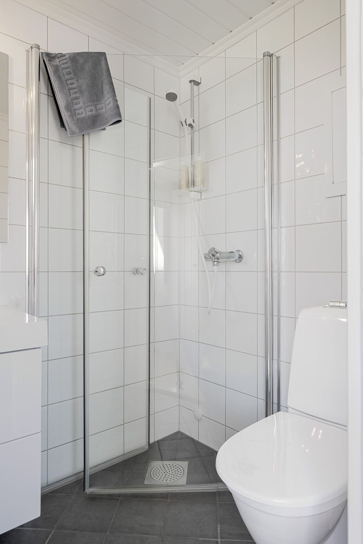 Badet har flis både på vegger og gulv Galleribilde