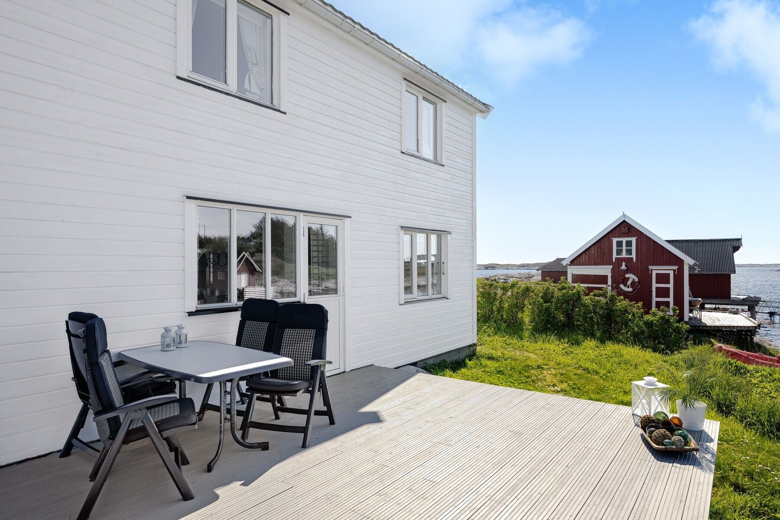 Veranda utenfor stue har trapp ned til hagen. Her kan man nyte ettermiddags- og kveldssola Galleribilde