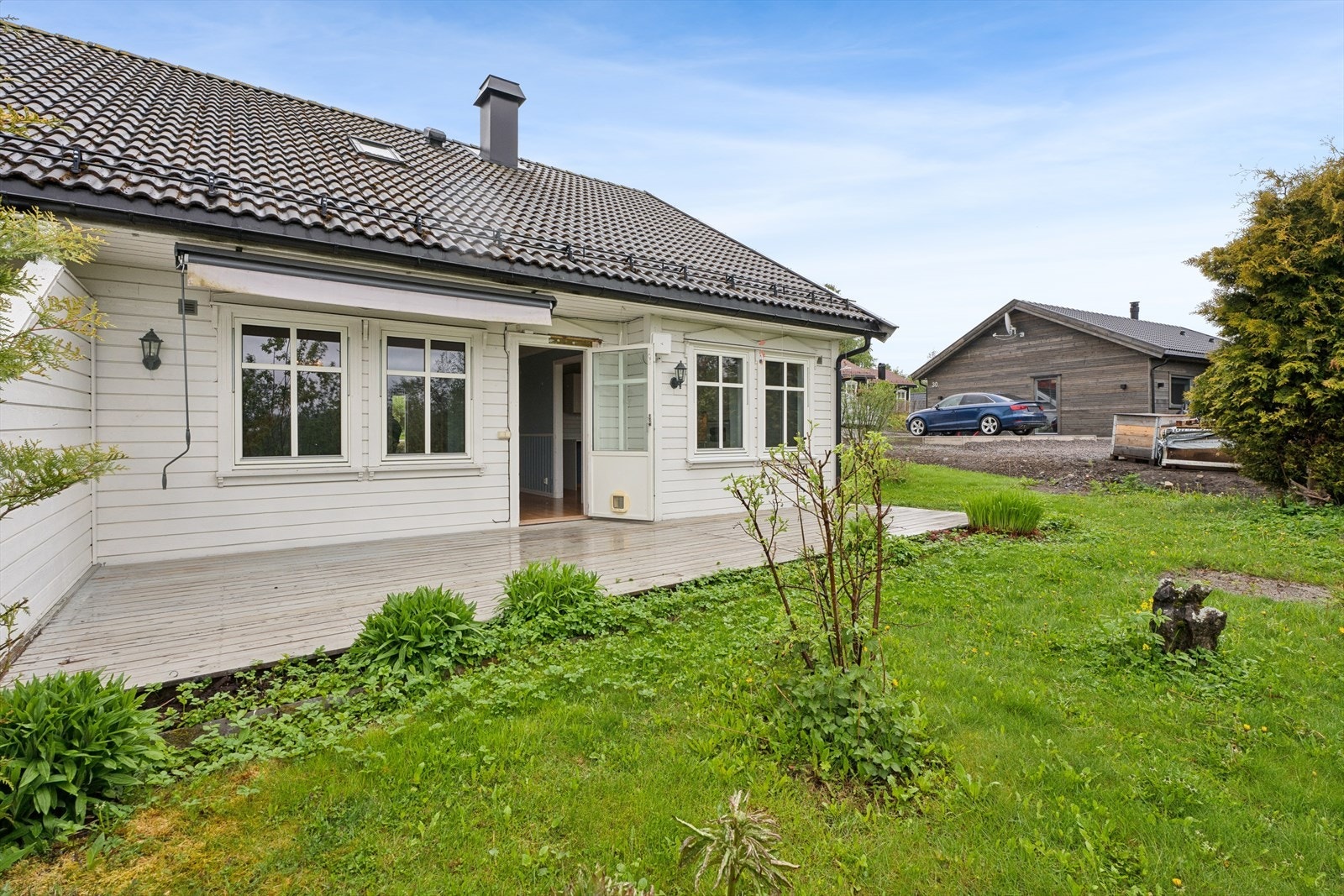 Tomten er i utgangspunktet felles, hvor hver boenhet disponerer det arealet som faller naturlig rett ut fra hver boenhet. Galleribilde