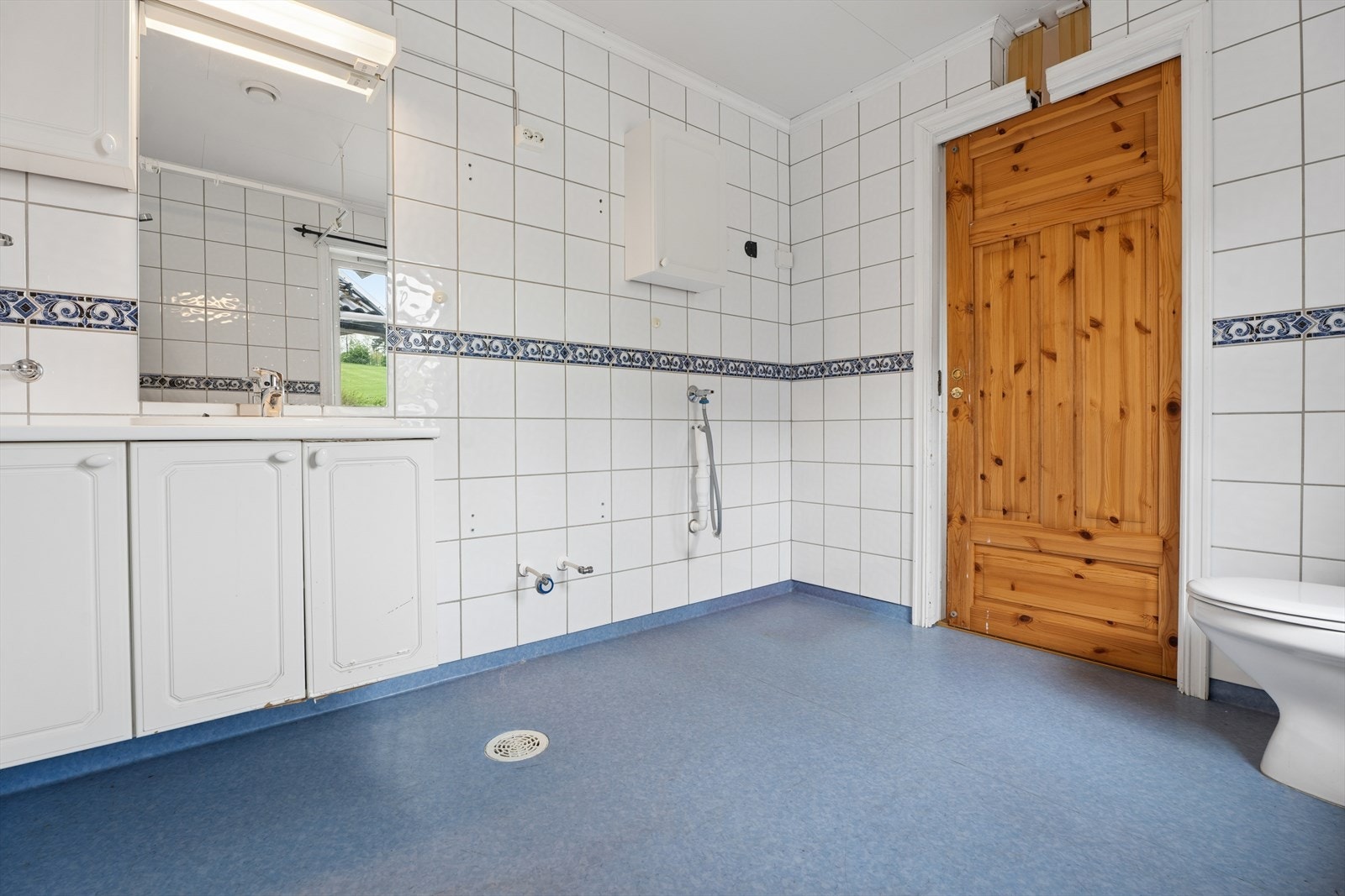 Badet har gulvvarme og er klargjort med opplegg for vaskemaskin. Galleribilde