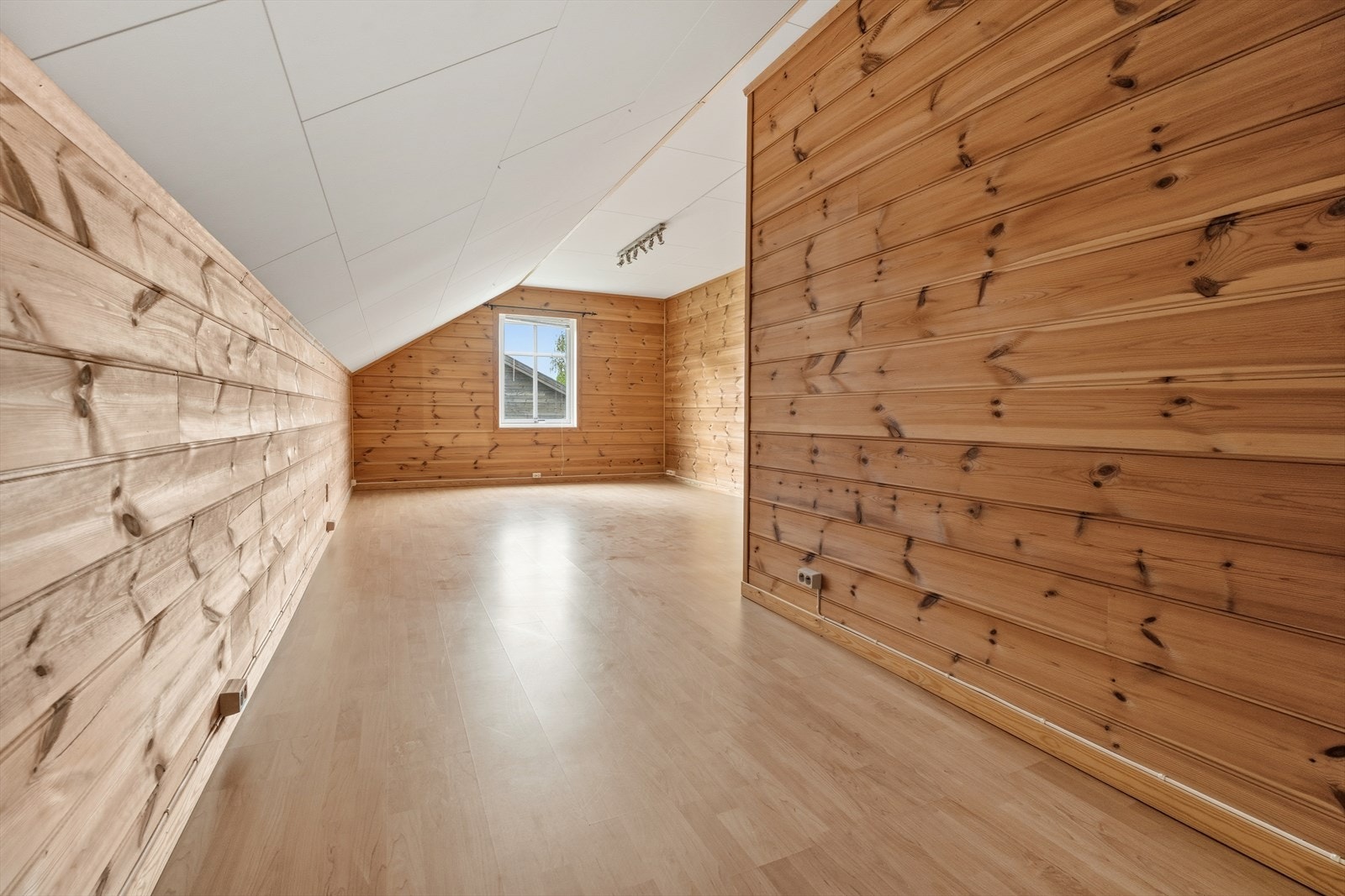 Loftet er ominnredet i senere tid, uten at det er omsøkt. Galleribilde