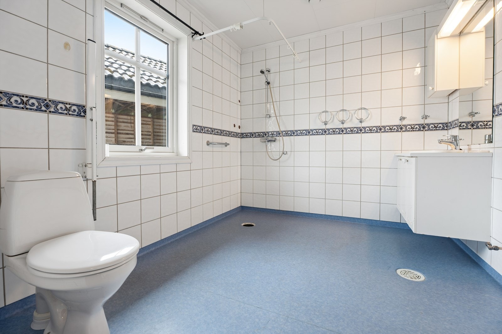 Badet er HC-tilpasset med åpen dusjsone, plastsluk og dusj med forheng. Behov for oppgraderinger. Galleribilde