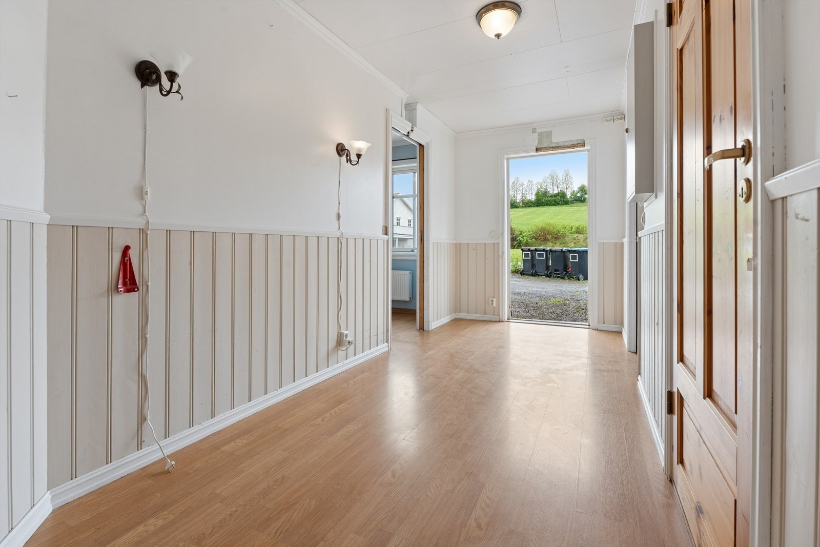Du ønskes velkommen inn via overbygget inngangsparti med en platting på siden, hvor godværsdagene kan nytes. Galleribilde