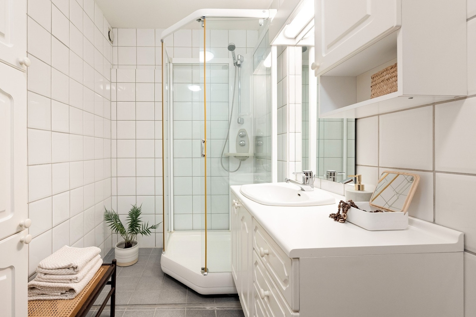 Ved oppussing er det flere som slår sammen vaskerom og badet - slik at man får et større, komplett bad med eget wc. Galleribilde