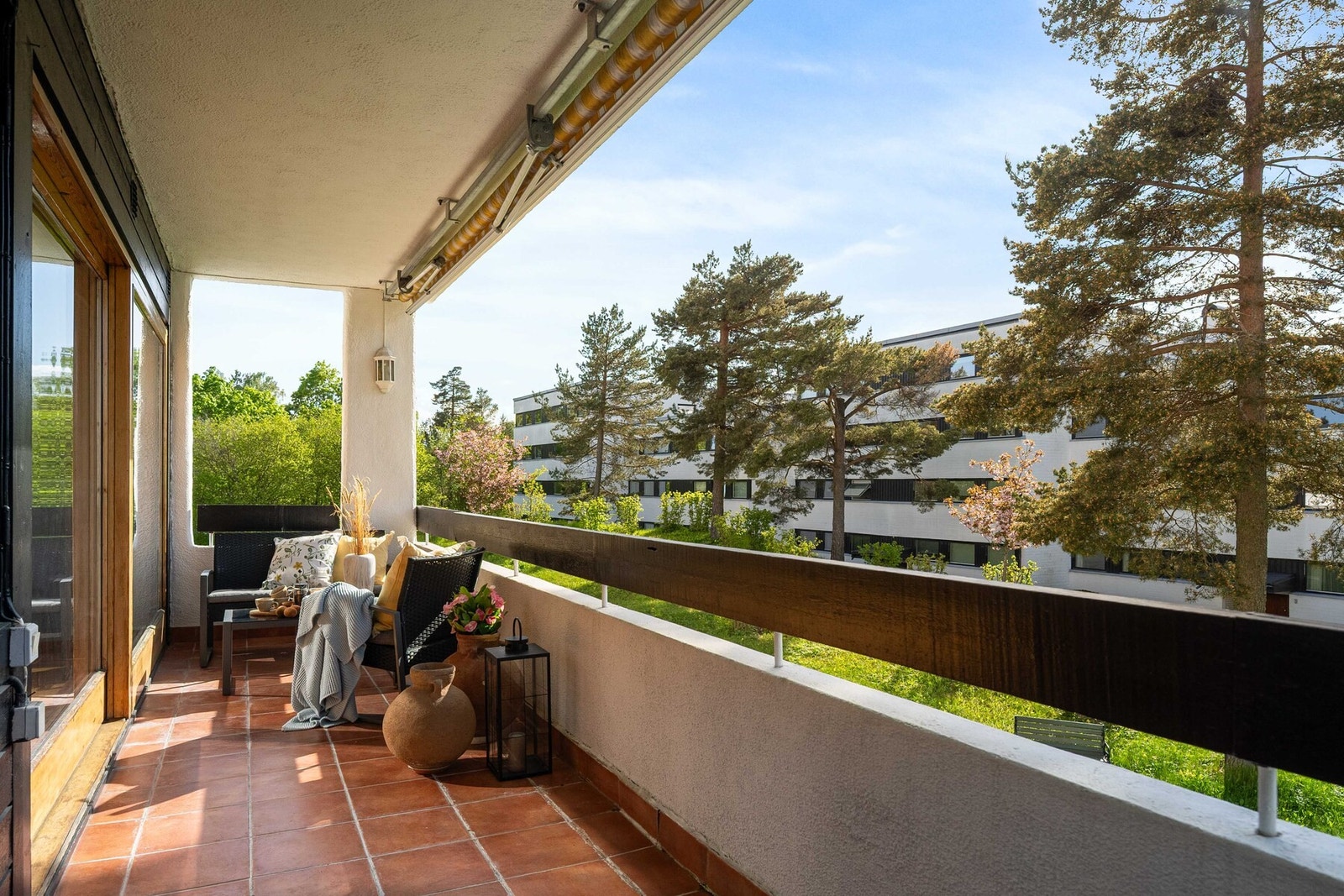 Fra stuen er det utgang til den overbygde balkongen. Galleribilde