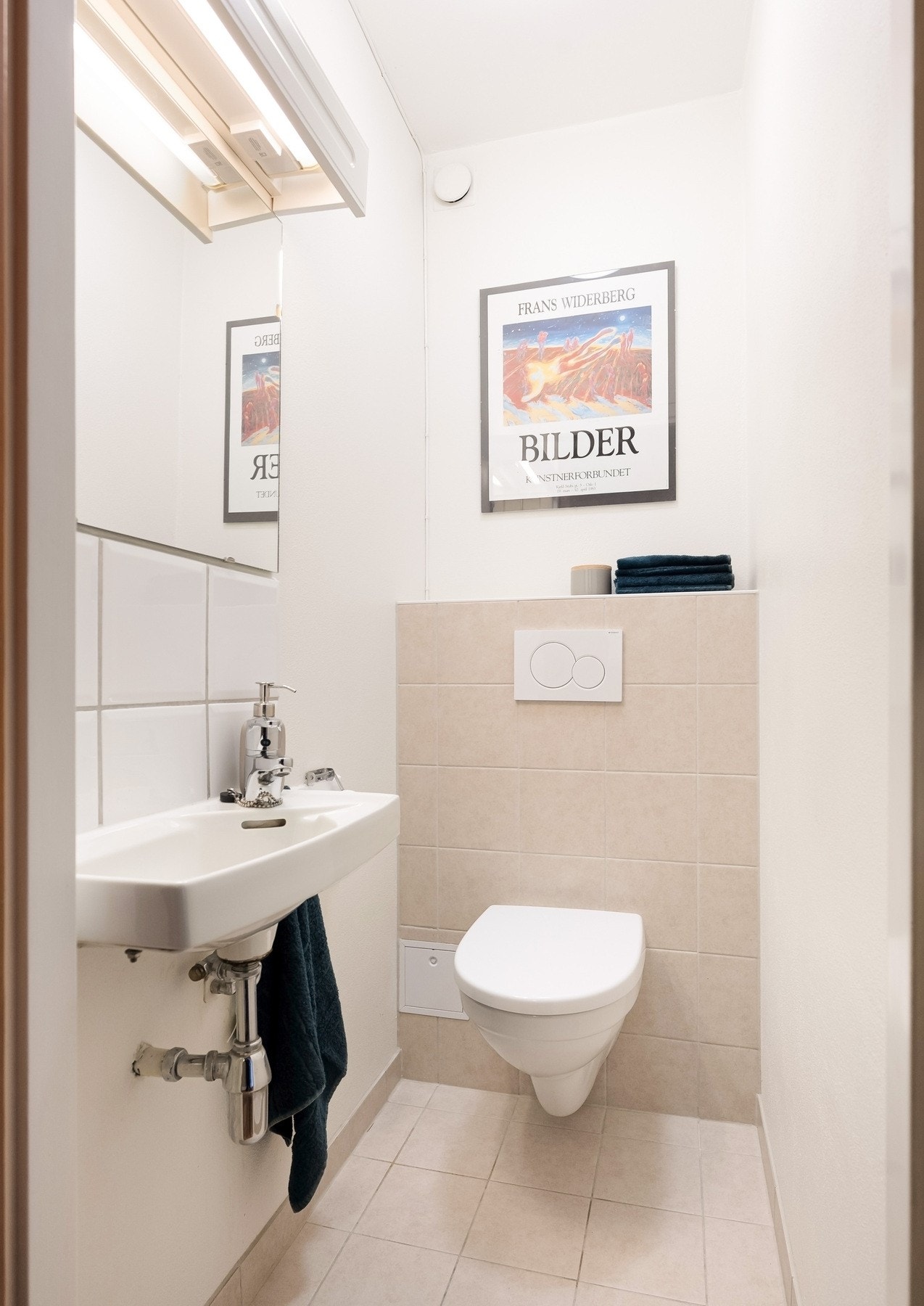 Toalettet er plassert i et eget rom vegg i vegg med badet. Galleribilde