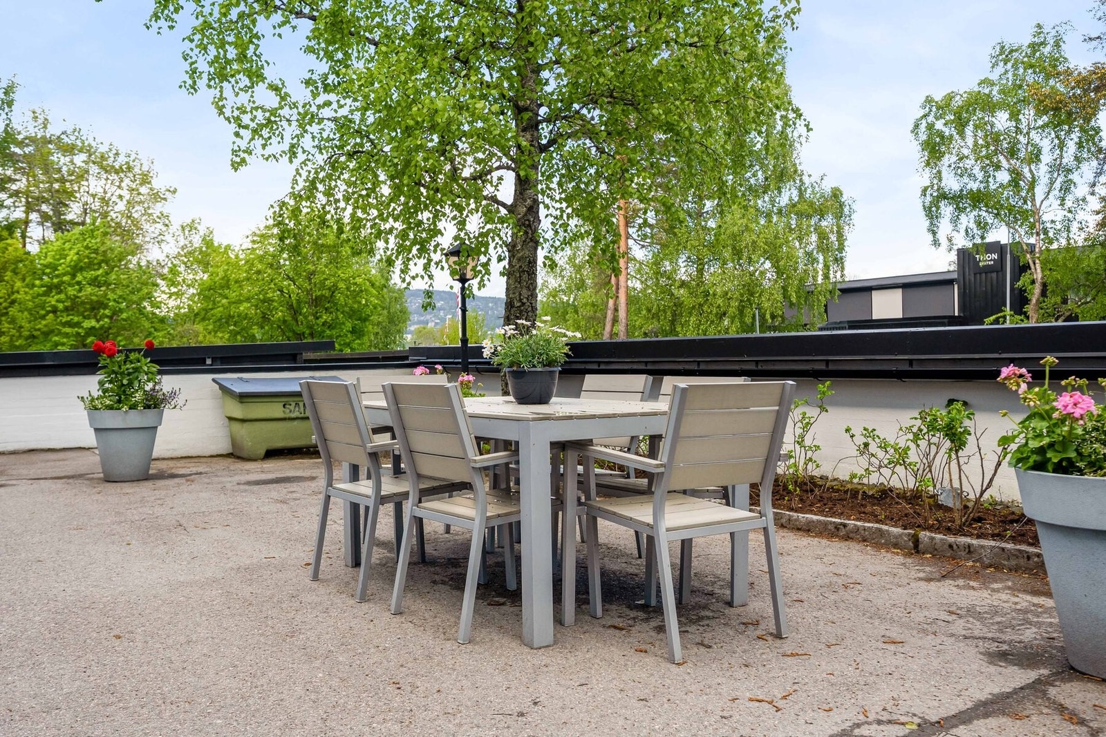 Sameiet har flotte fellesarealer med sittegrupper og diverse beplantning. Galleribilde