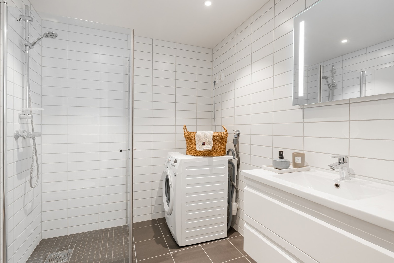 Badet måles til 4,7 kvm. og er helfliset med innfelte downlights i himling og underliggende vannbåren varme. Galleribilde