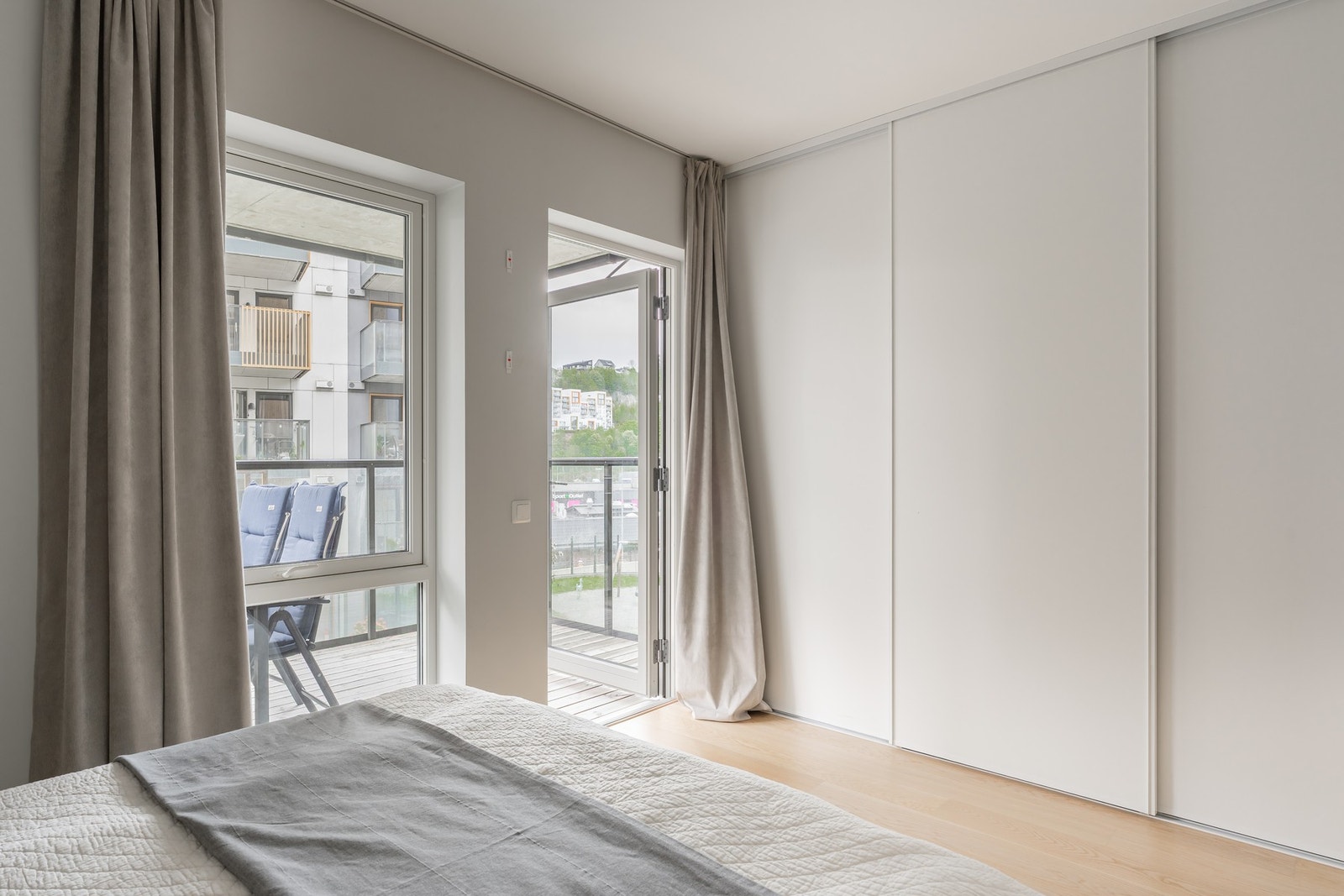 Det er også god plass til oppbevaring i en praktisk skyvedørsgarderobe. Galleribilde