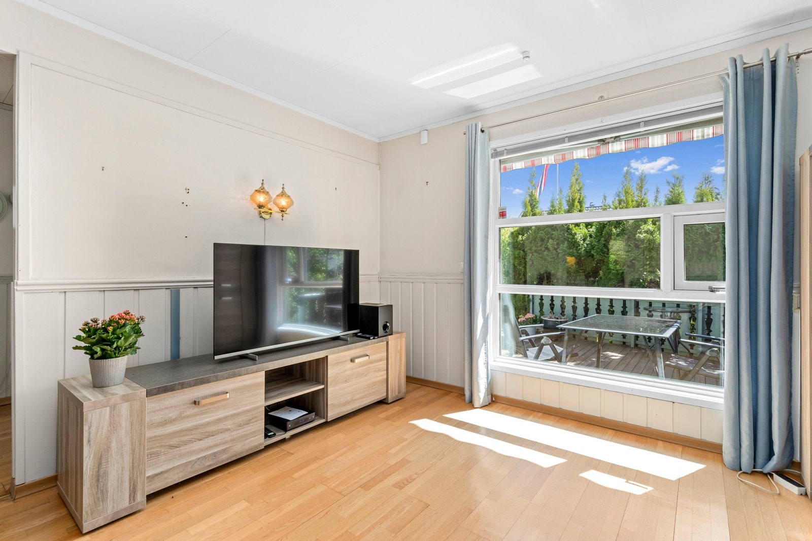 Store vindusflater med utsyn til terrassen. Galleribilde