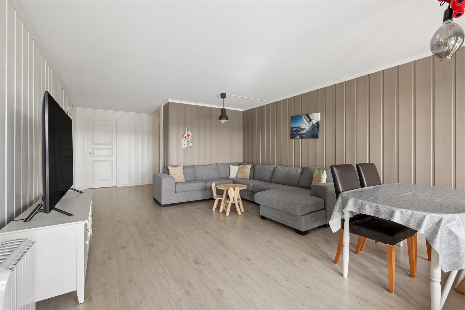 Fin plass til både sofagruppe og spisegruppe. Galleribilde