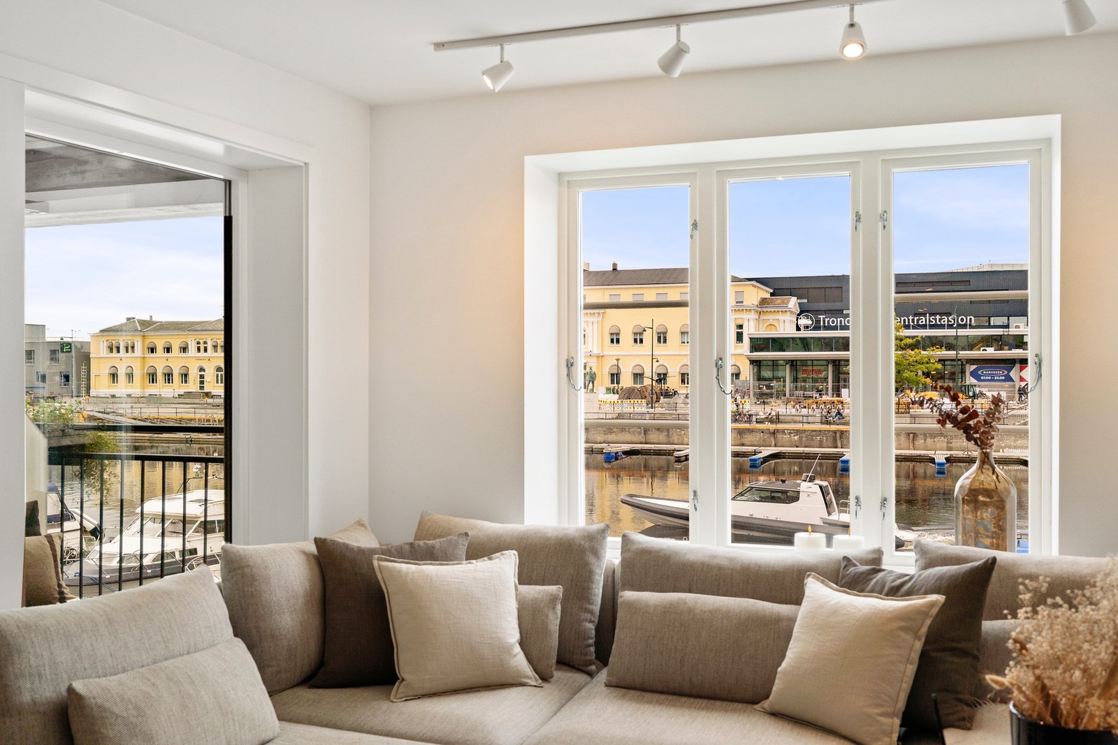 Boligen har en nydelig utsikt mot kanalen. Galleribilde