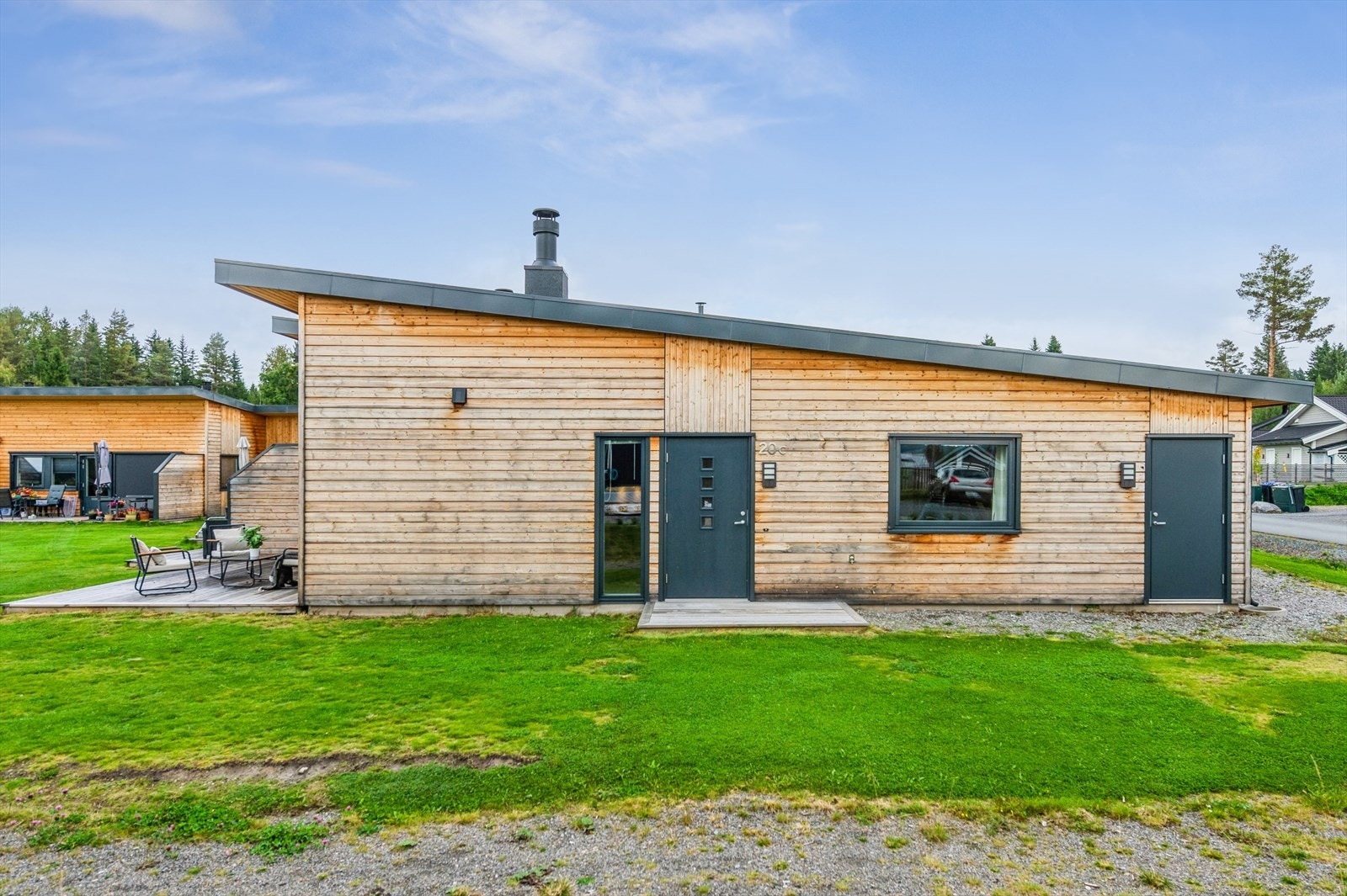 Boligen har en praktisk planløsning over én etasje, med egen utvendig bod og parkering i carport. Galleribilde