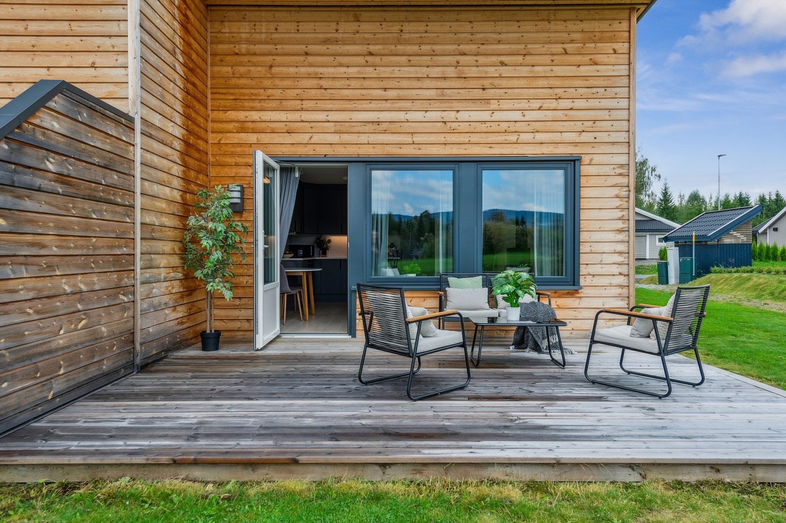 Fra stuen er det direkte utgang til den romslige, vestvendte terrassen på 17 m². Galleribilde