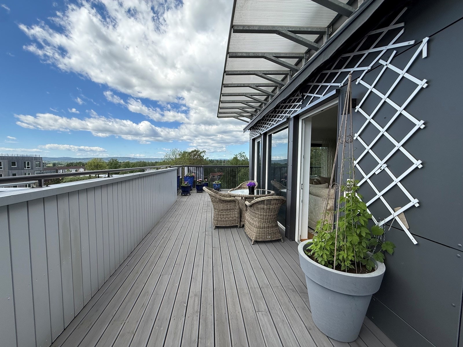 Terrassen er også oppgradert med terrassemarkise. Galleribilde