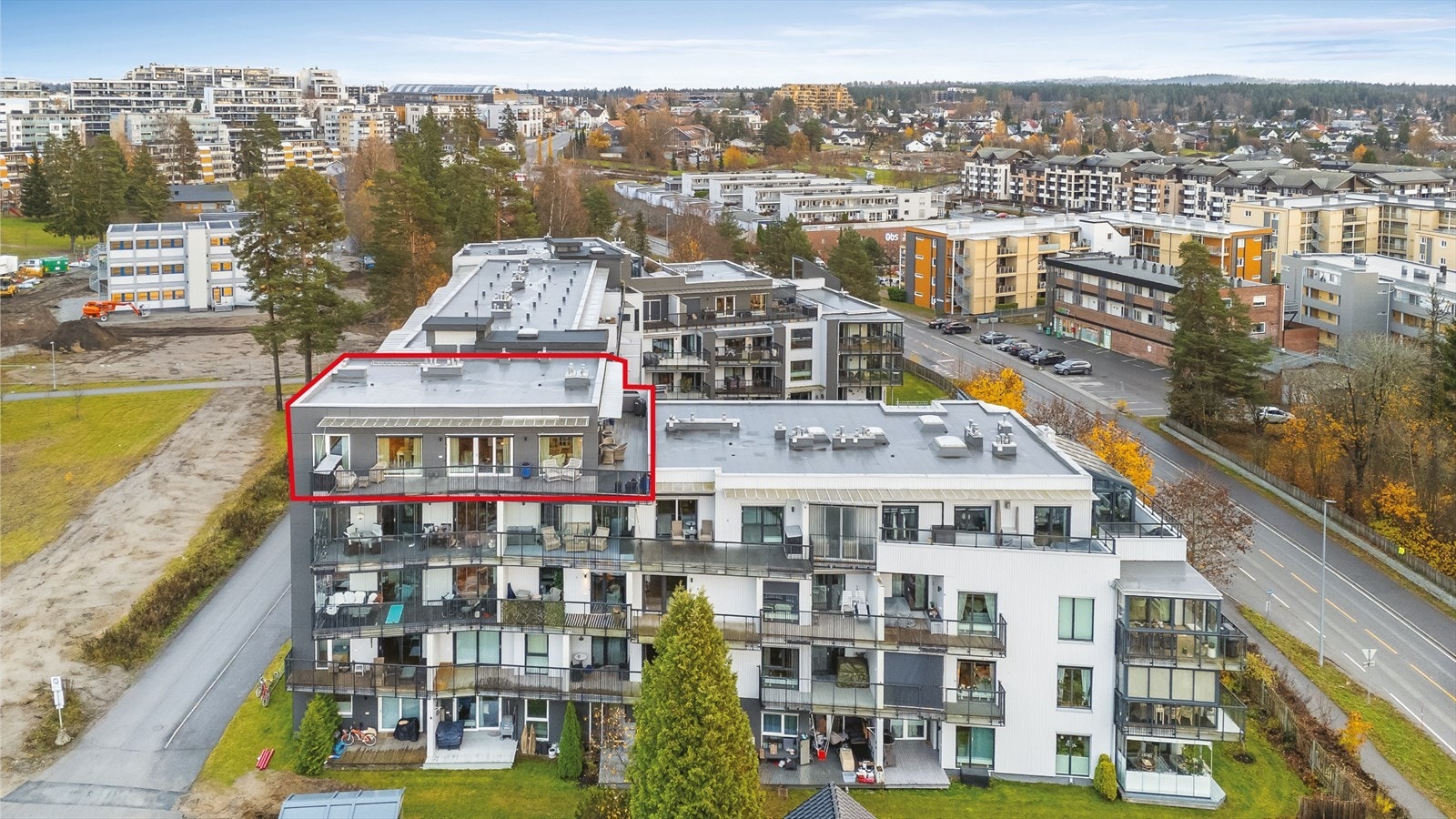 Flott usjenert beliggenhet i byggets øverste etasje. Leiligheten er avmerket på bildet. Galleribilde