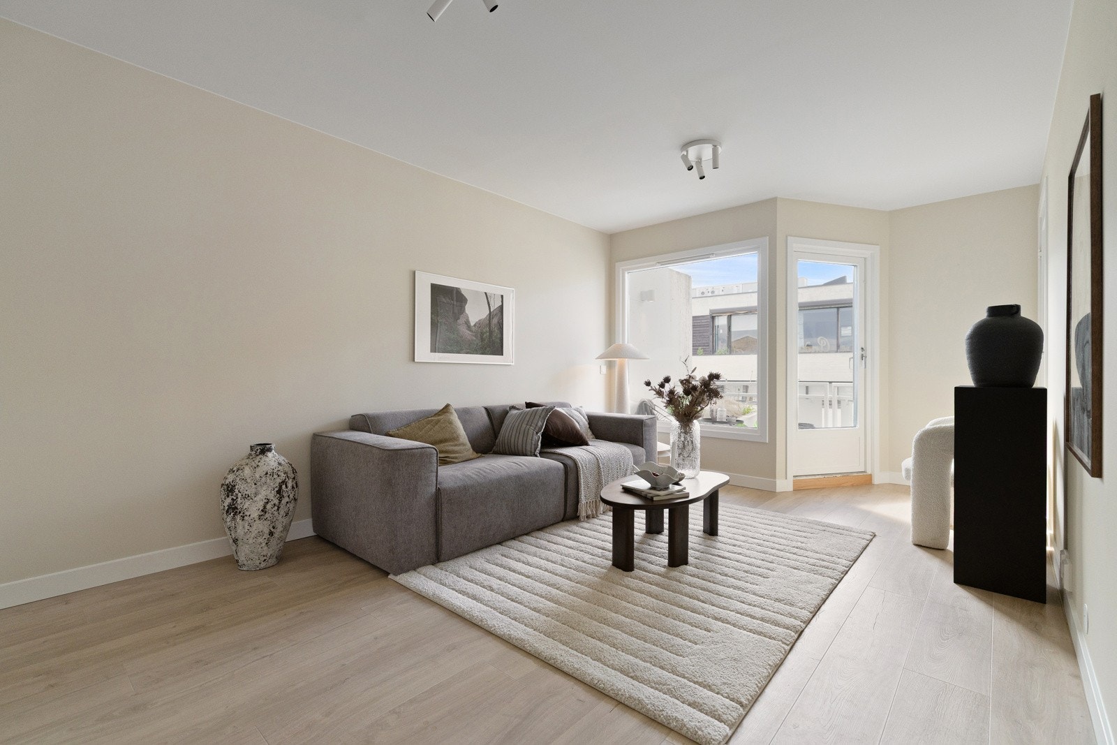 God planløsning med plass til både sofagruppe og spisegruppe. Galleribilde