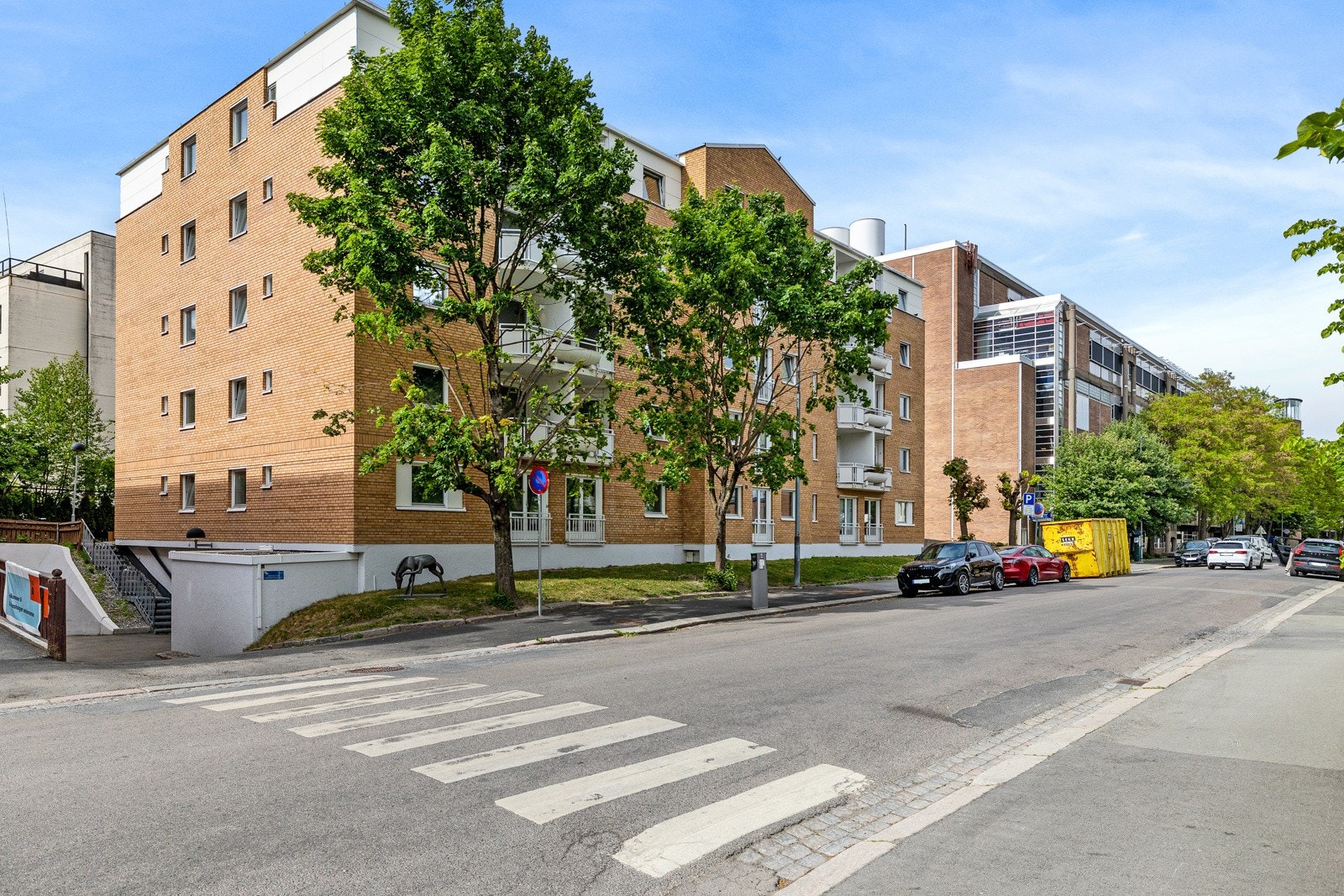 Luftig og bred gate med frodig beplantning og lite gjennomgående trafikk. Galleribilde