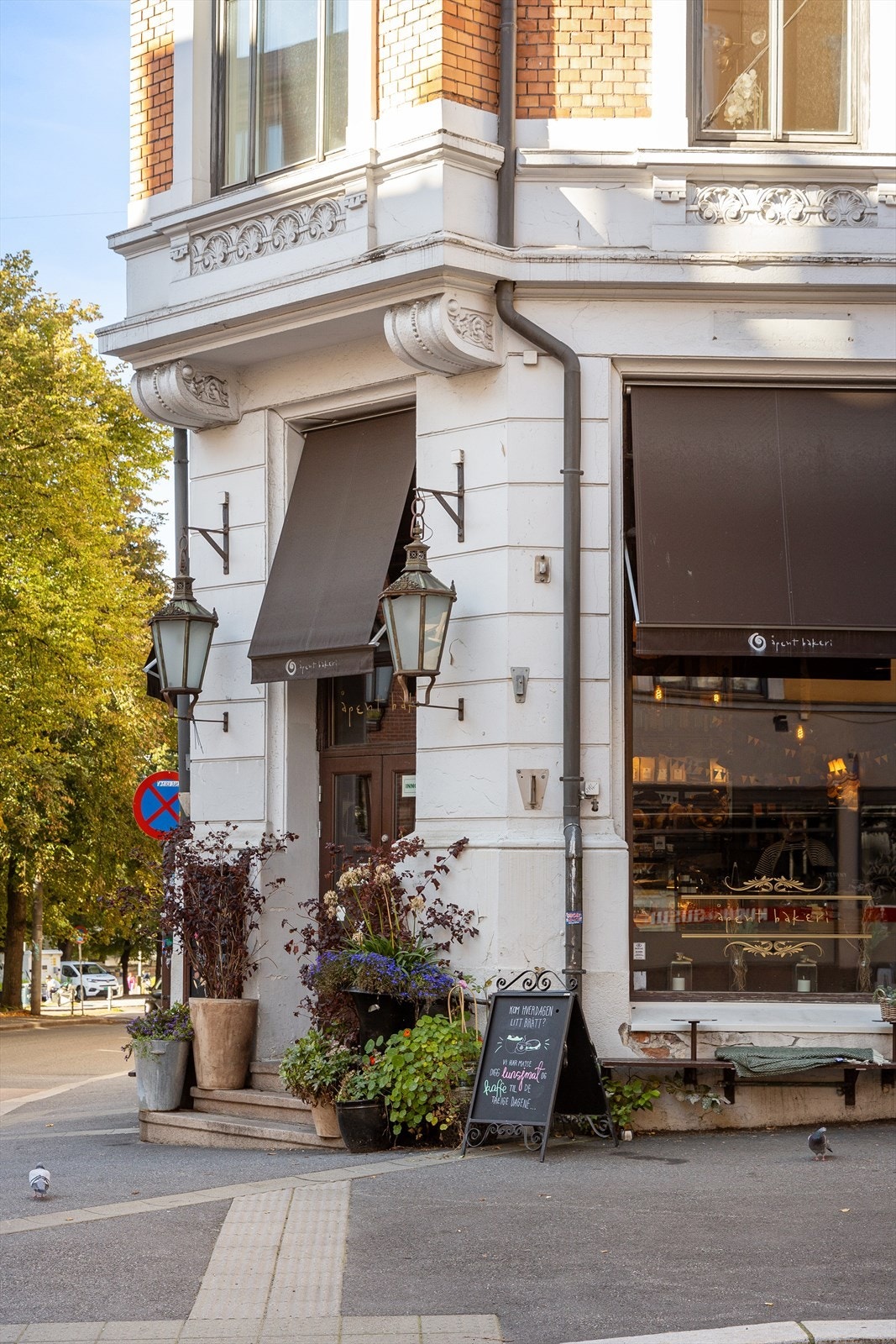 Nabolaget byr på et hyggelig utvalg av kafeer og restauranter, som det populære Åpent Bakeri. Galleribilde