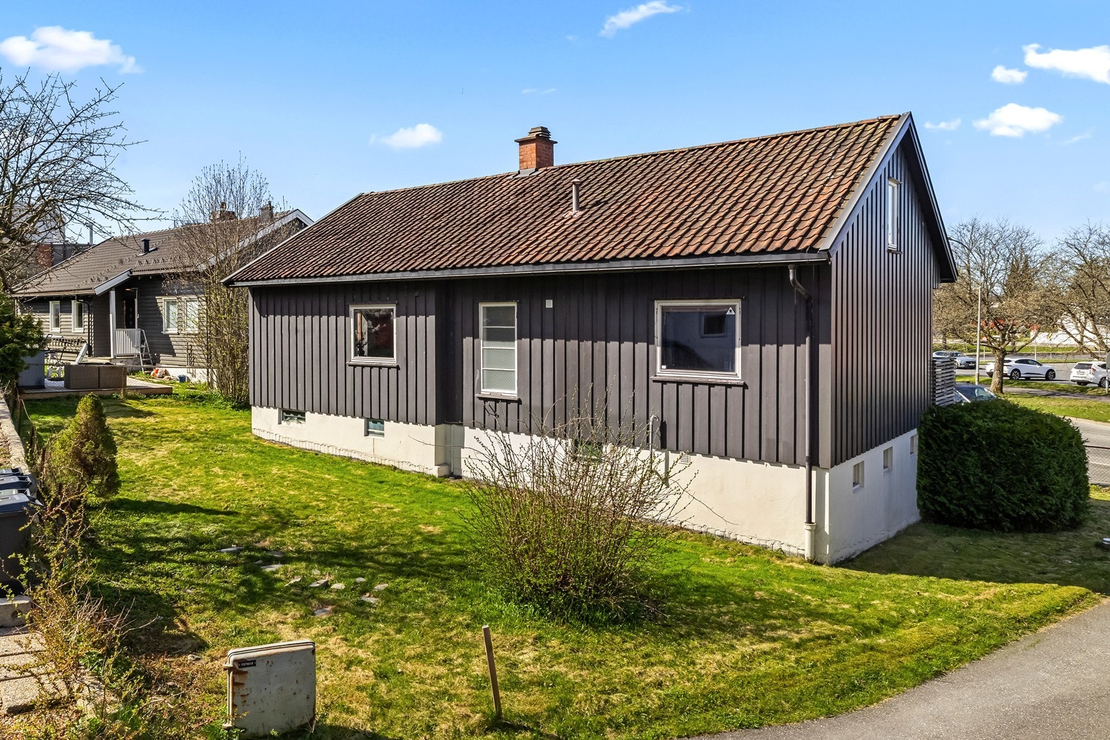 Fasaden har stående bordkledning og taket er tekket med tegltakstein. Galleribilde