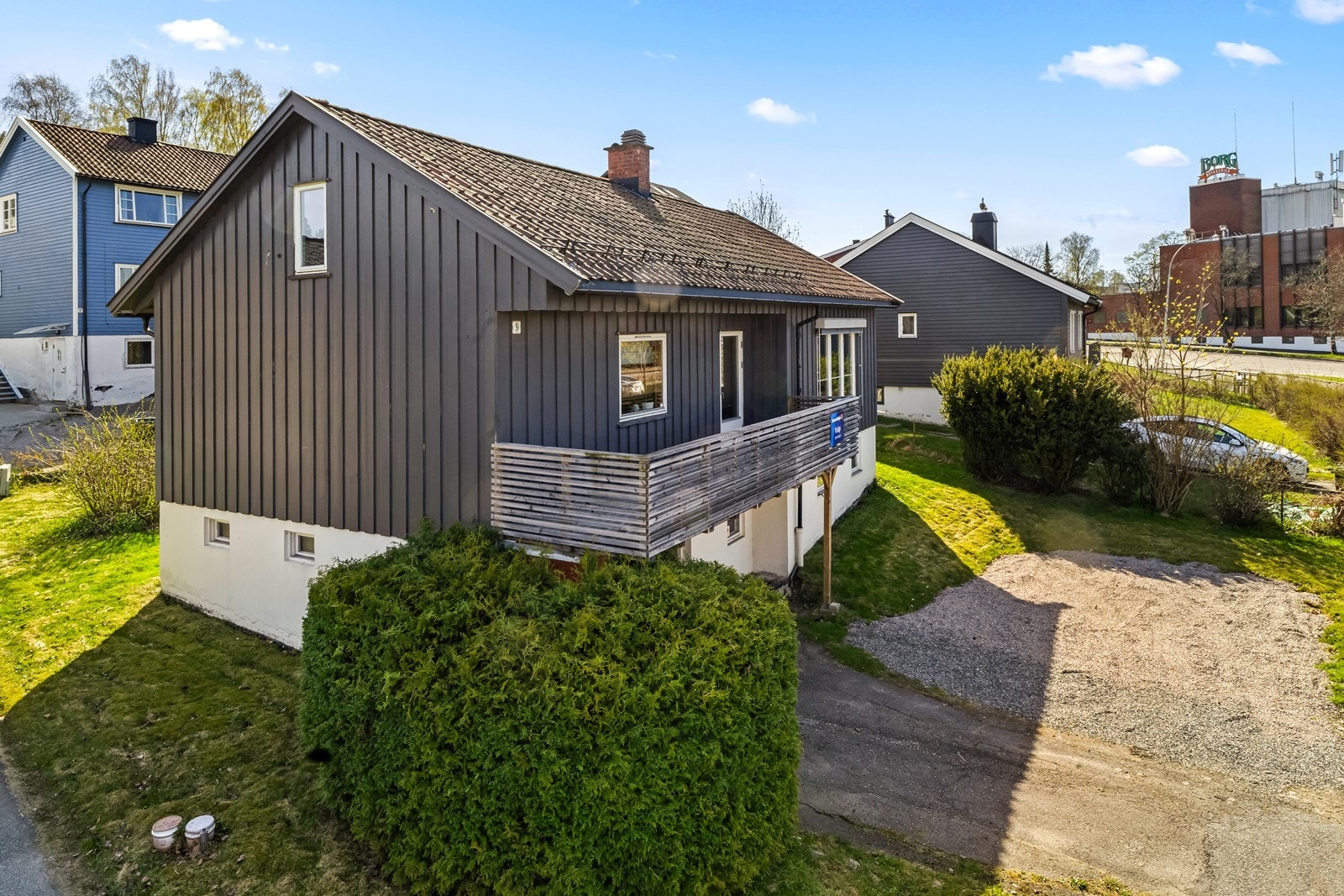 Delvis oppgradert enebolig, opprinnelig oppført i 1960, med sentral beliggenhet på Kurlandsletta, rett over veien for Coop Extra - kun ca. 1 km. fra Sarpsborg sentrum. Galleribilde