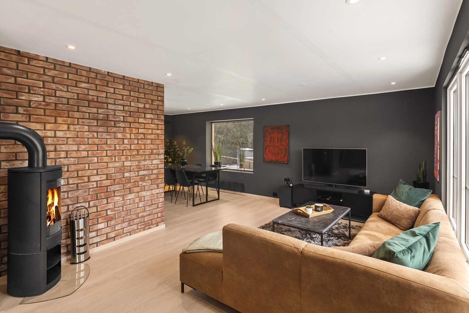 Stuen har god plass til både sofagruppe og en egen TV-sone. Fra stuen er det direkte utgang til en veranda på ca. 13 m². Galleribilde